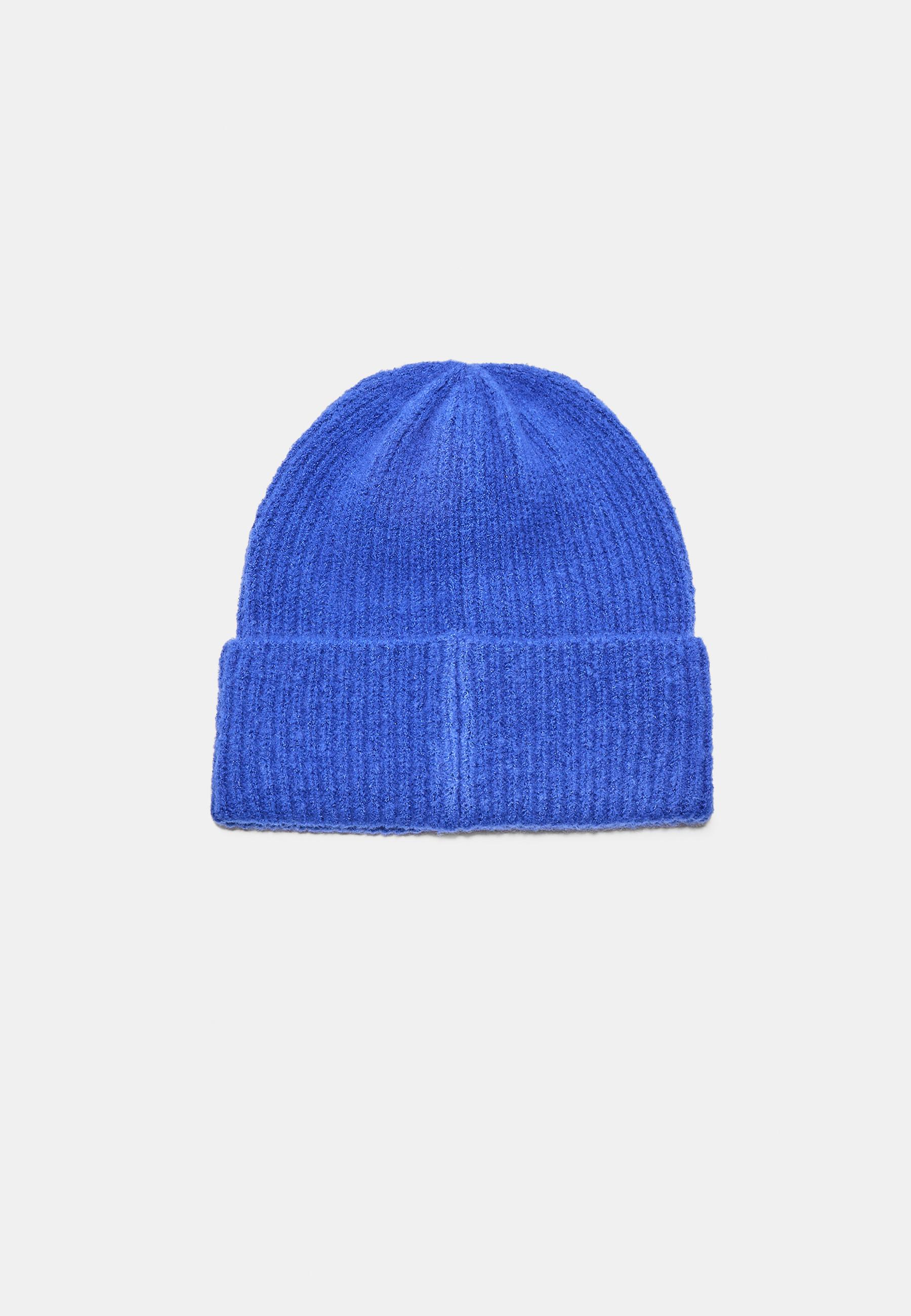 RIBBED BEANIE WITH PLAQUE