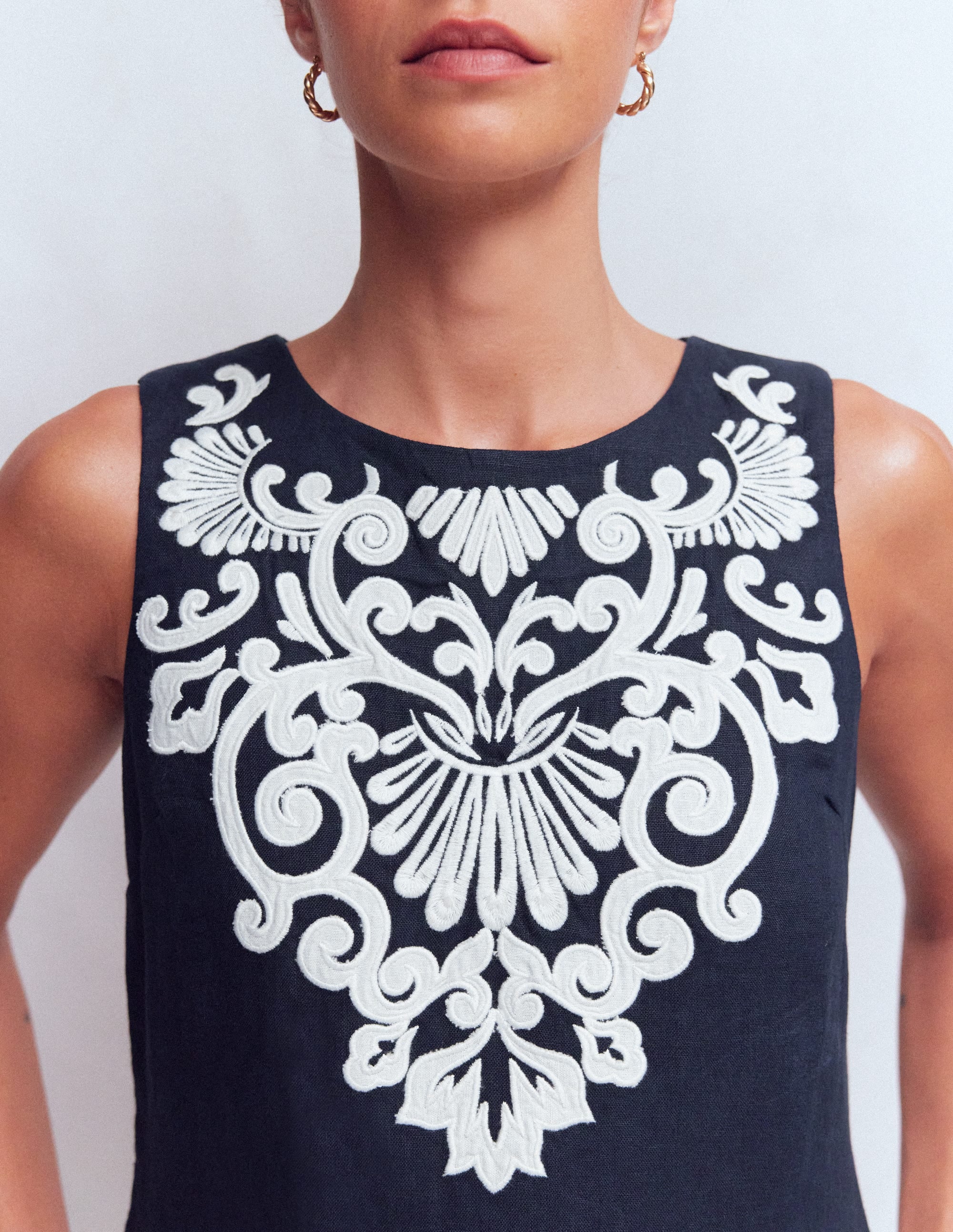 Etuikleid aus Leinen-Marineblau Stickerei