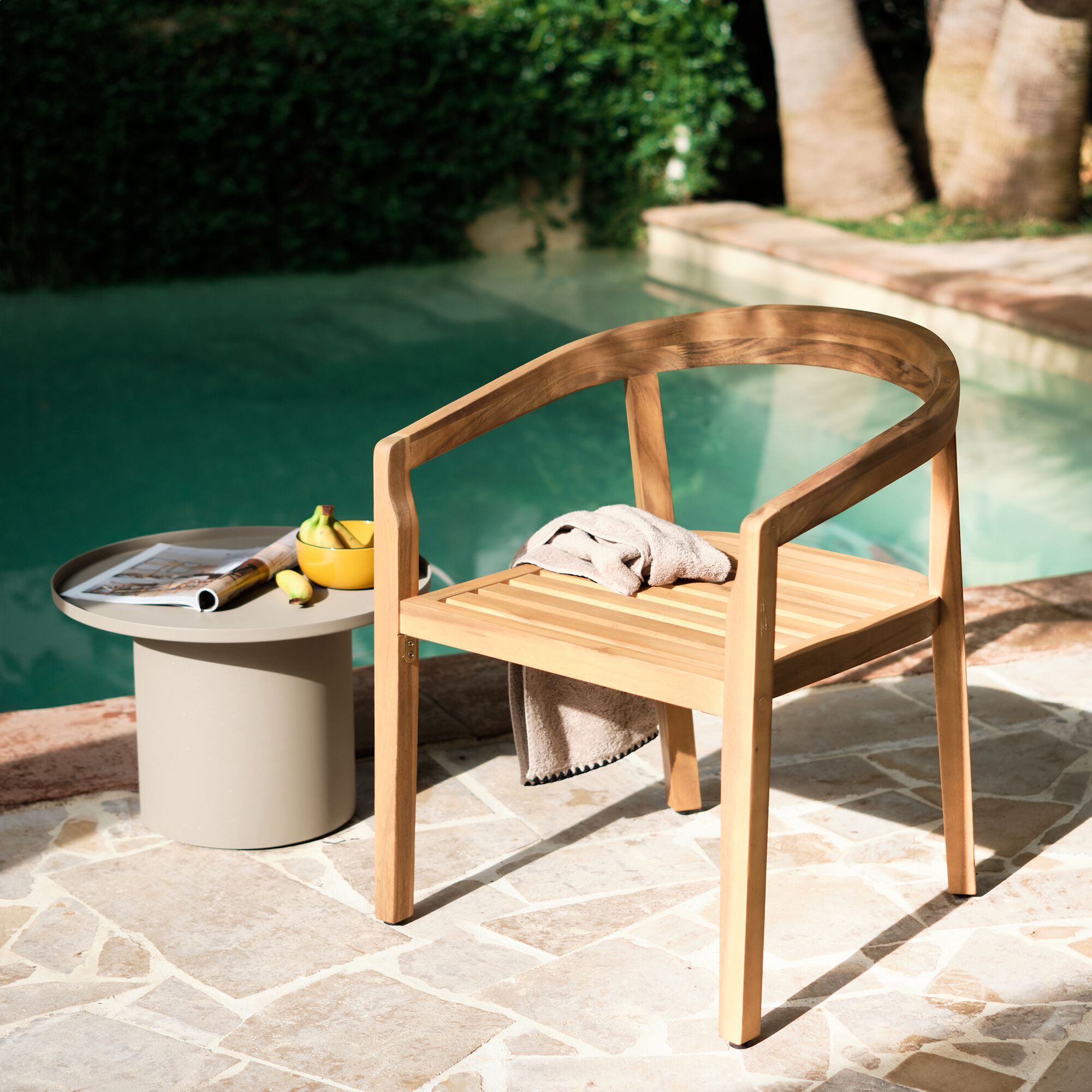 GARLABAN - Chaise de jardin avec accoudoirs en acacia avec coussin - bois clair