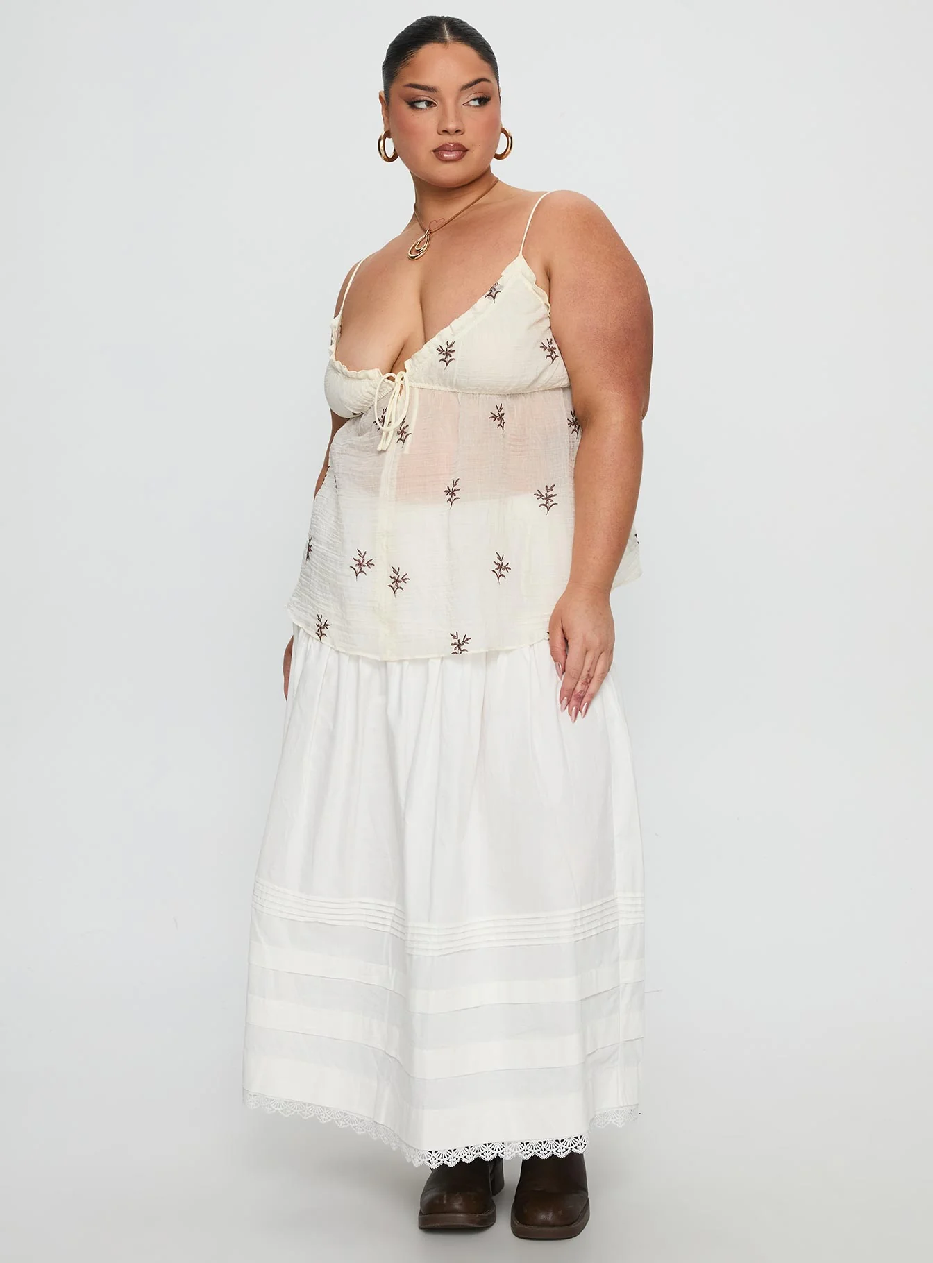 Cinnamon Embroidered Top Cream Curve