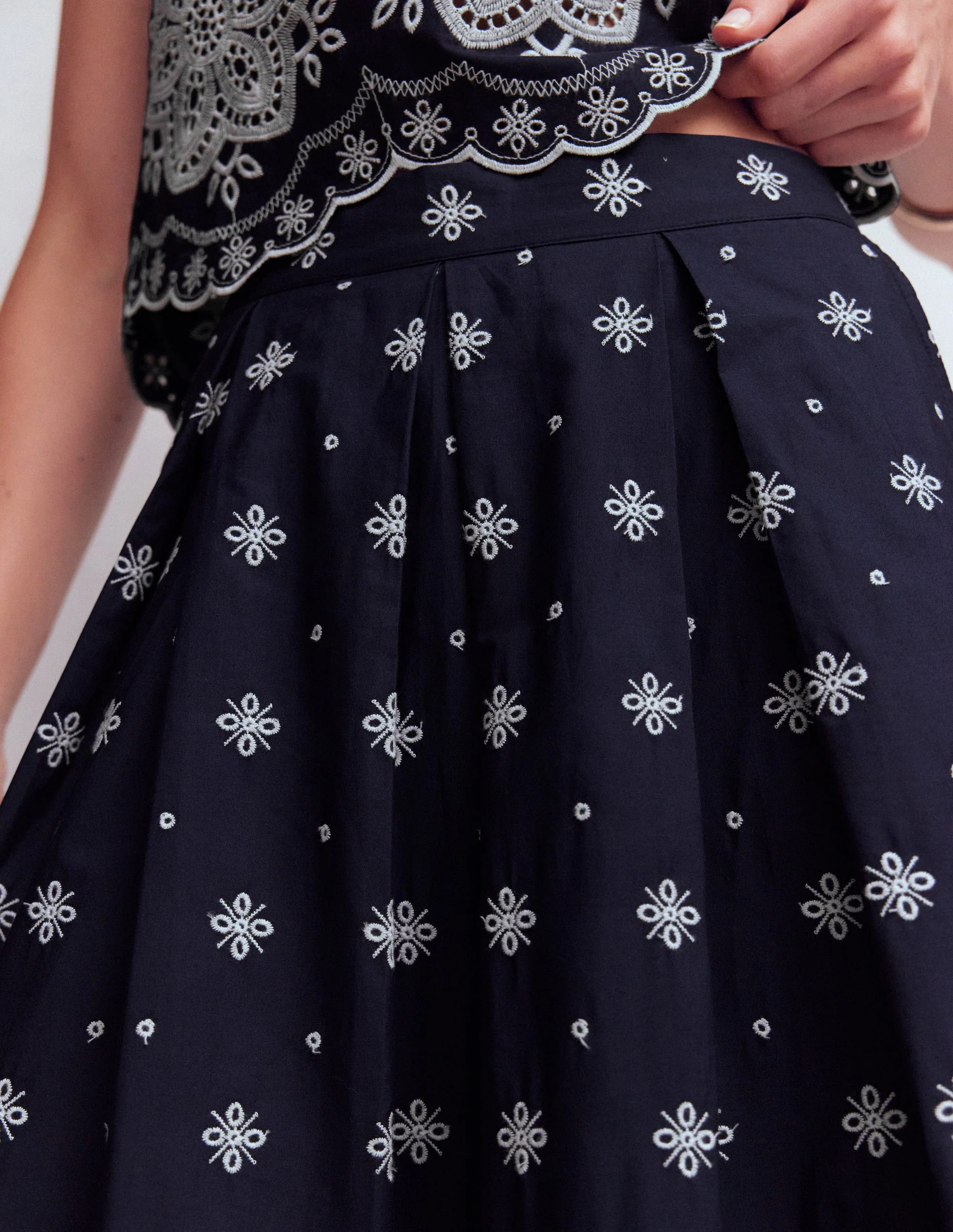 Verity Popeline-Rock mit Lochstickerei-Marineblau