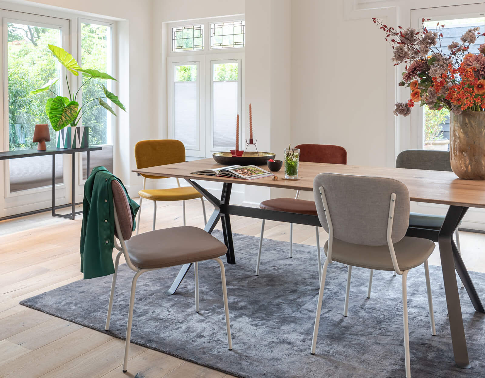 They & Me eettafel Chat - recht met afgeronde hoeken - eikenrustiek bianco olie - onderstel RAL9010 zuiverwit 240 x 100 x 75 | Eiken Rustiek Bianco Olie | Verjongde Rand | Frame Ral9010 Zuiverwit