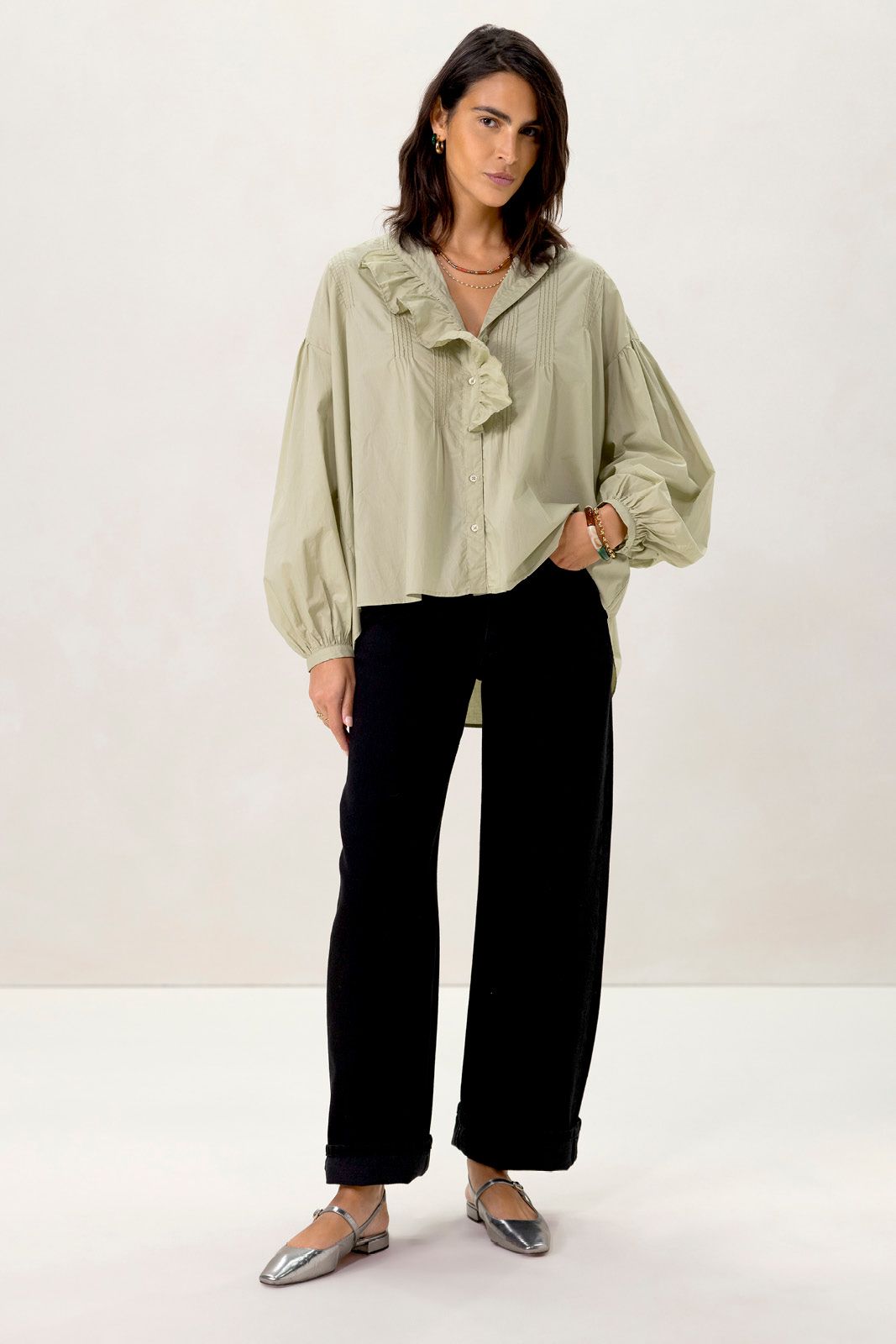 Lichtgroene blouse met borduurwerk