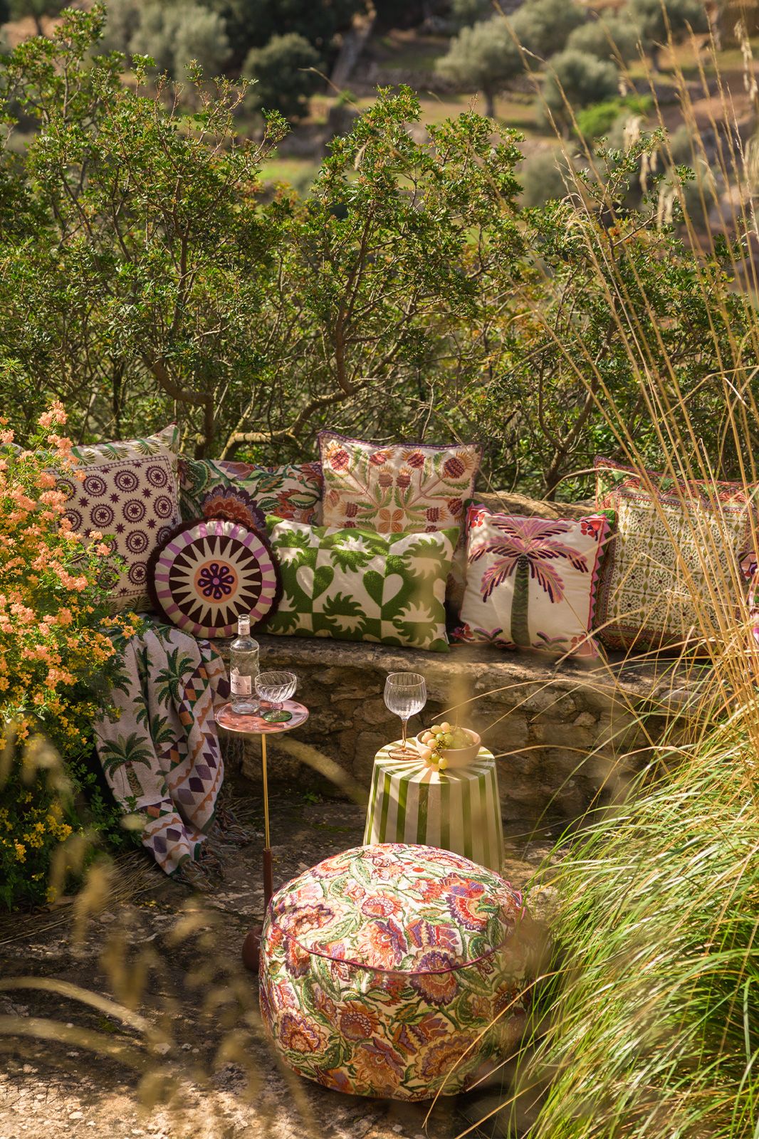 Donkerrode verstelbare bijzettafel