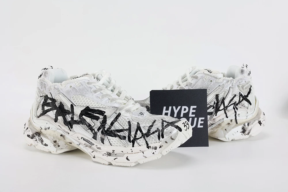 Runner Graffiti Sneaker in white and black mesh and nylon - Sneaker Replica Workshop