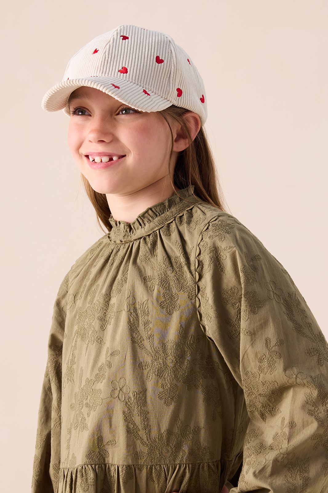 Witte rib pet met hartjesprint