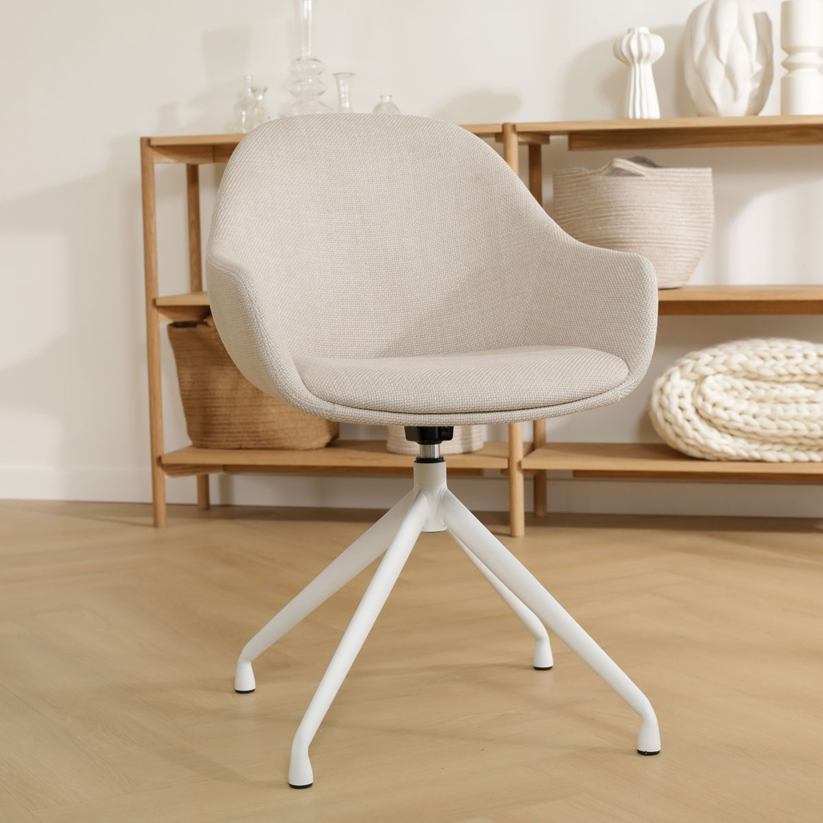 Eetkamerstoel Nola-Mae beige draaibaar - wit onderstel