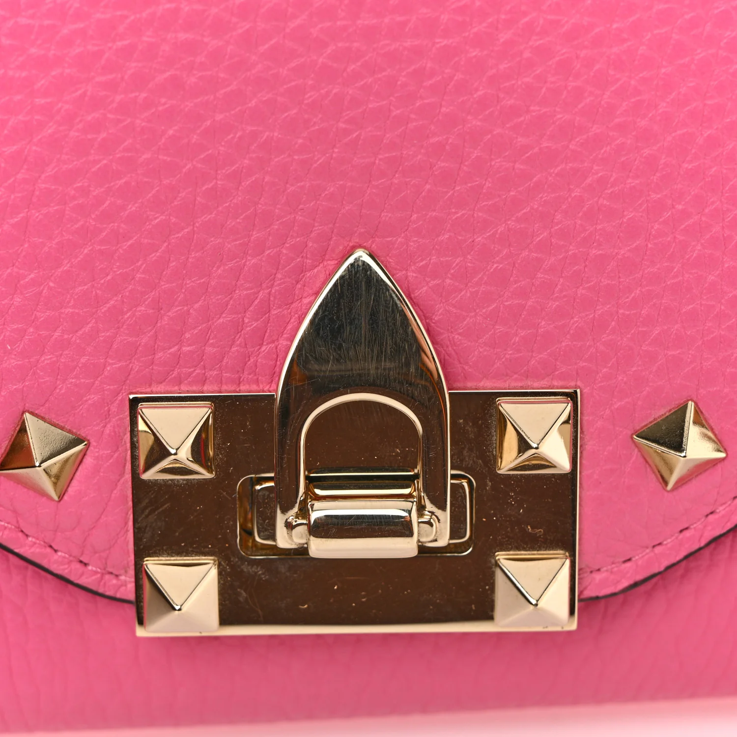 Pebbled Calfskin Rockstud Flip Lock Wallet On Chain Feminine Pink - Top Club