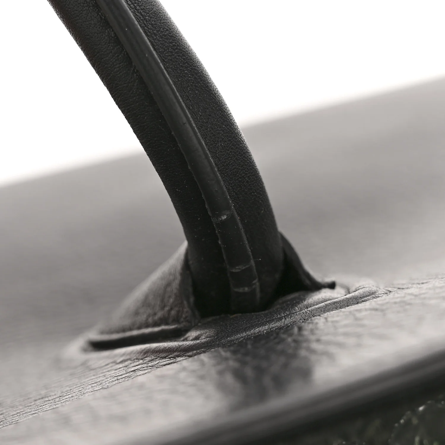 Grained Calfskin Medium Phantom Luggage Black - Top Club