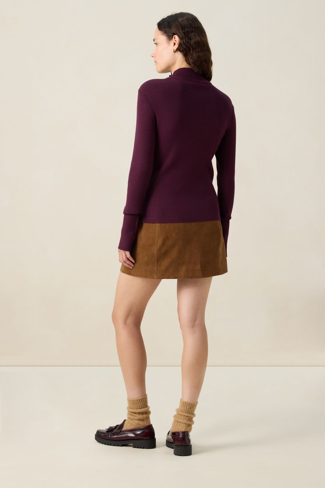 Donkerrode coltrui met knopen