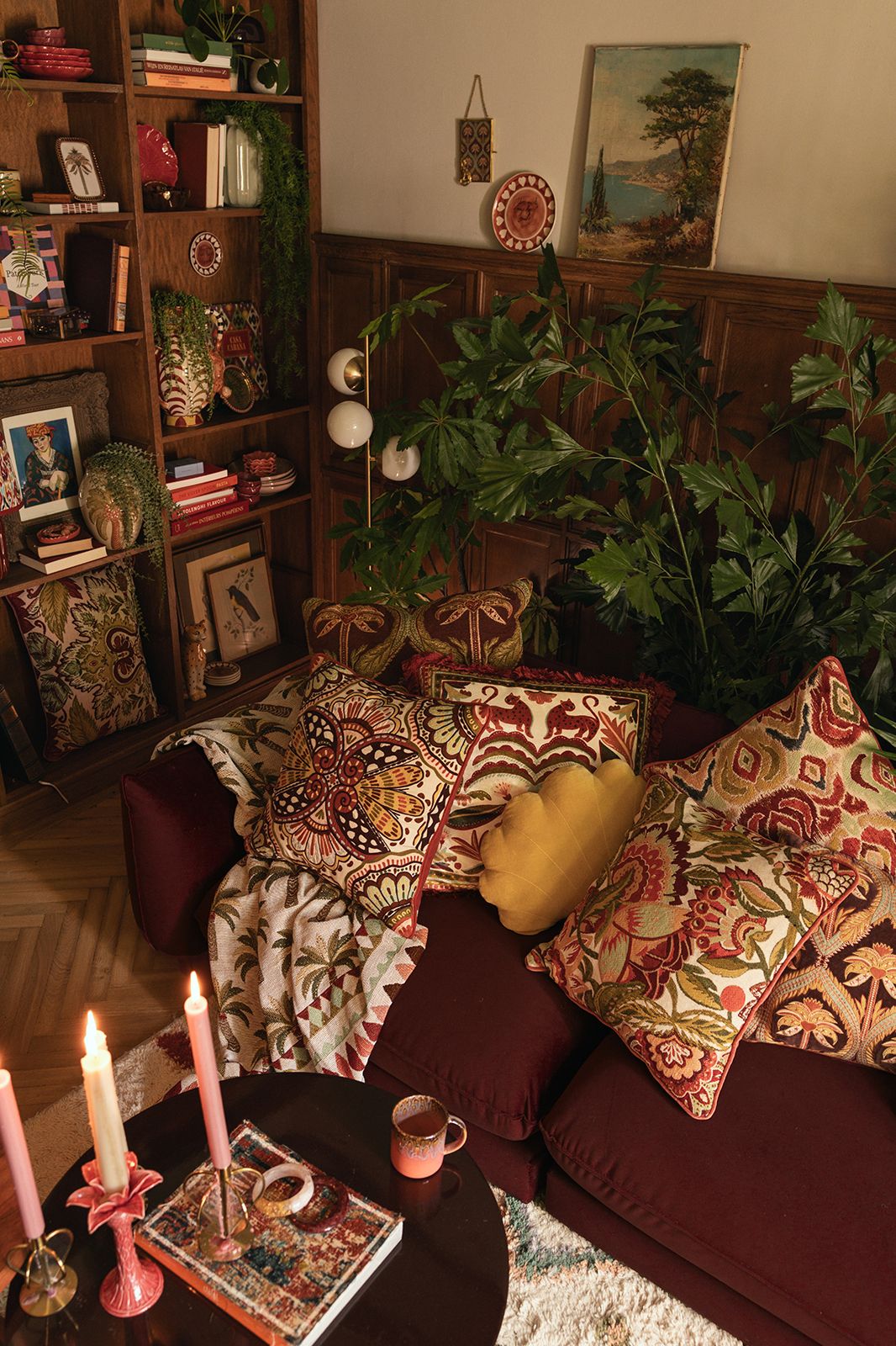 Rood kussen met ikat print