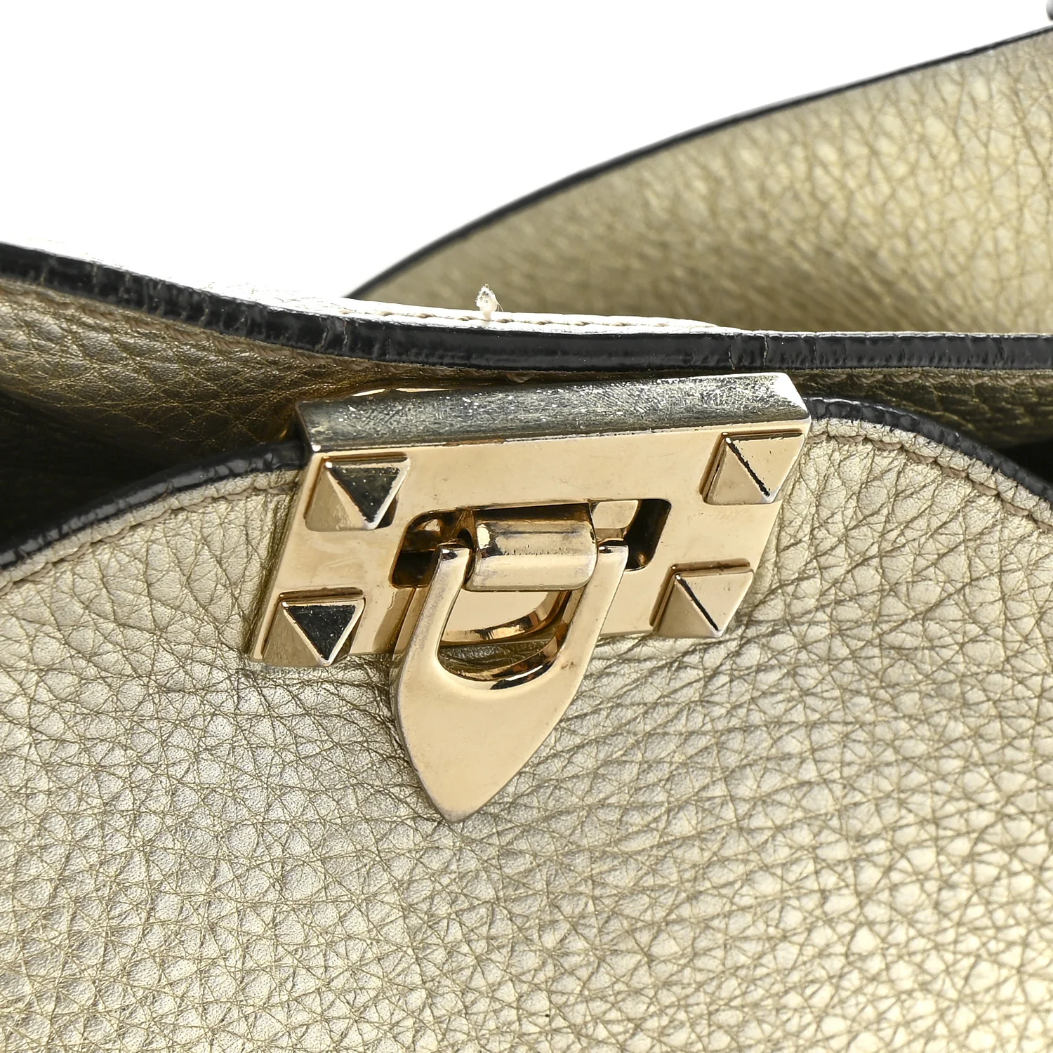 Metallic Pebbled Calfskin Small Rockstud Flip-Lock Messenger Bag Platino - Top Club