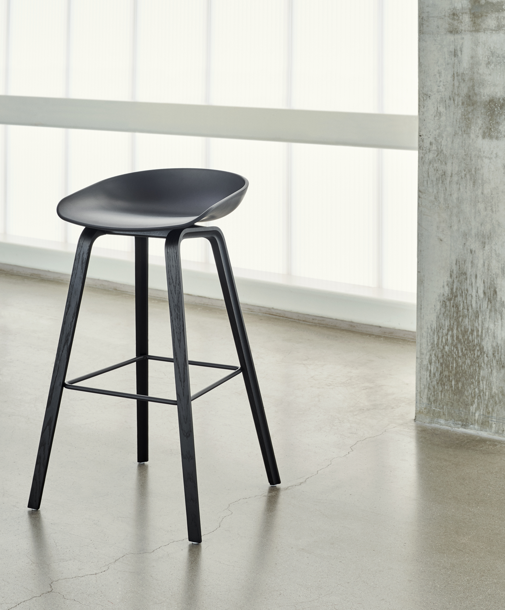 Barkruk AAS32 75 cm zwart gelakt eiken onderstel black