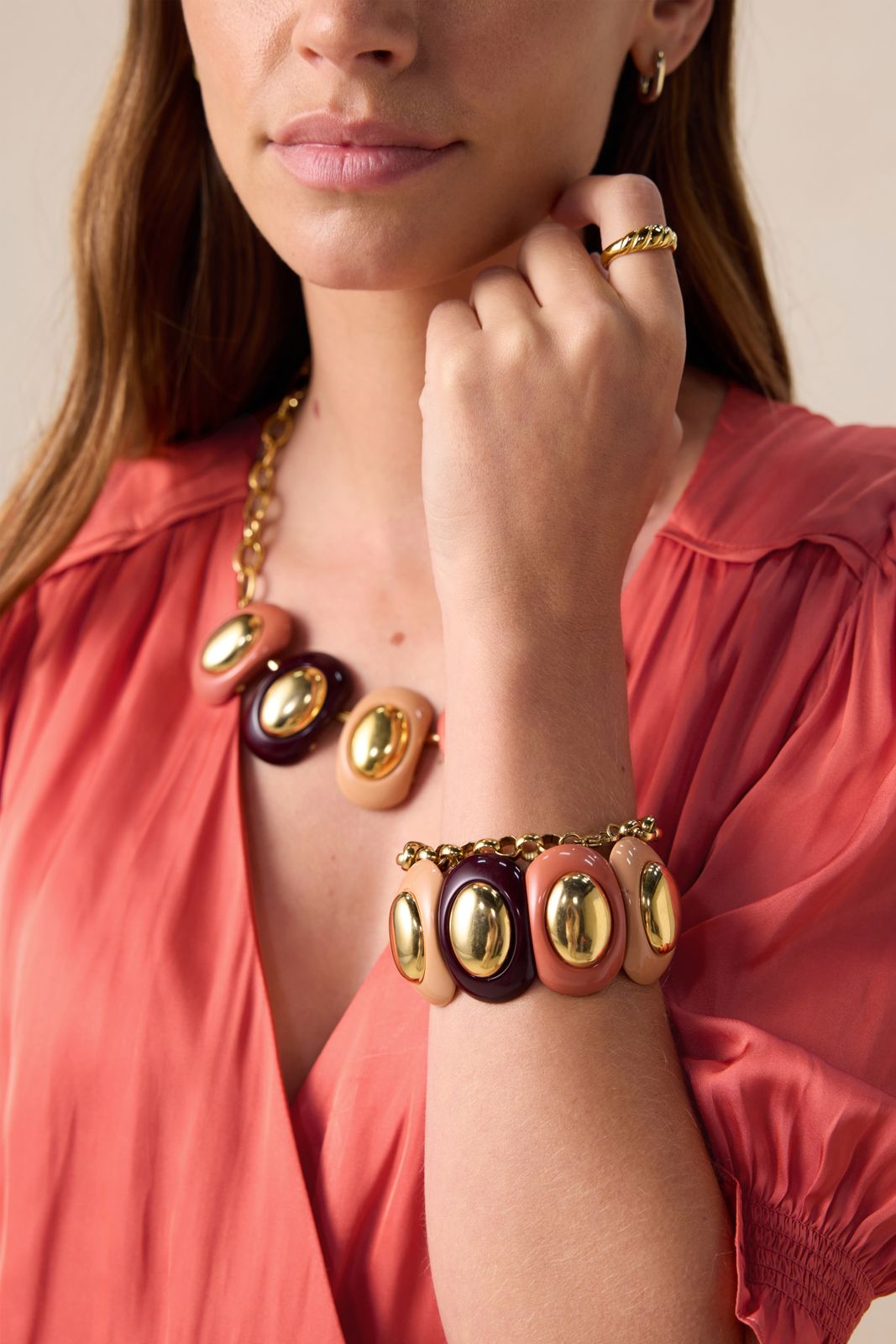 Rode resin armband met studs