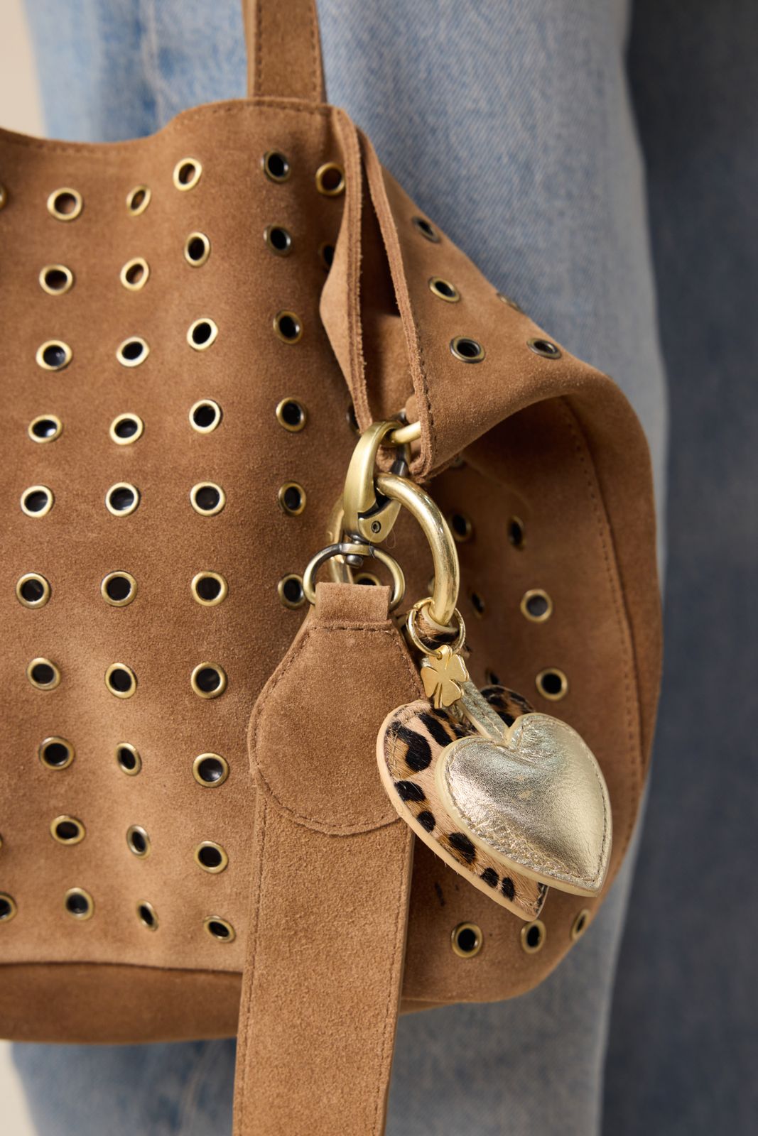 Gouden bag charm met leopard hart