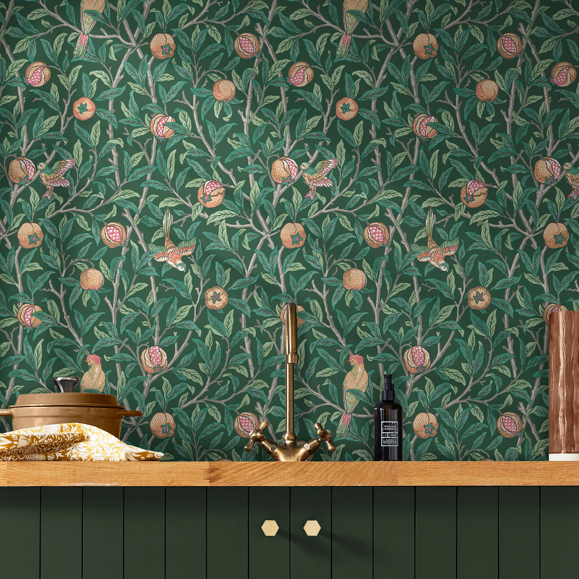Vliesbehang bird & pomegranate deep green