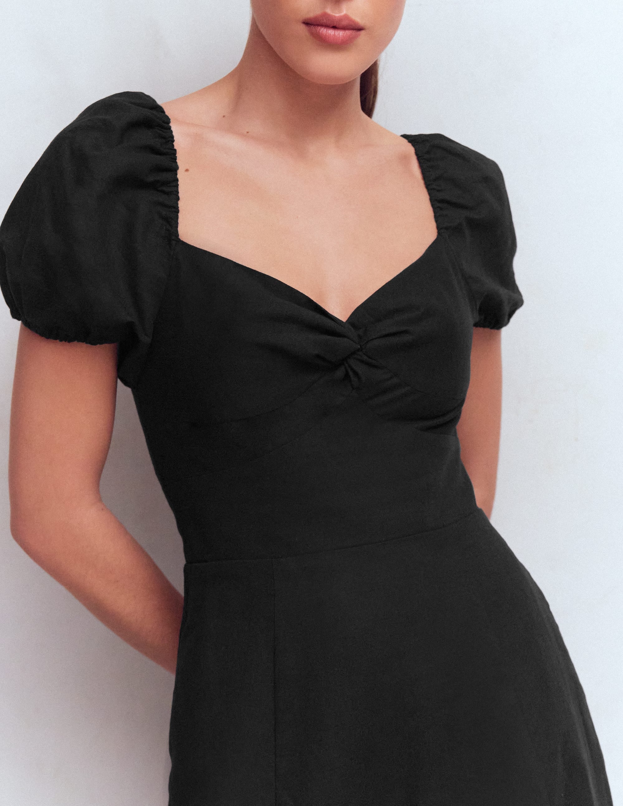 Kleid aus Leinenmischgewebe mit Twistdetail vorne-Schwarz