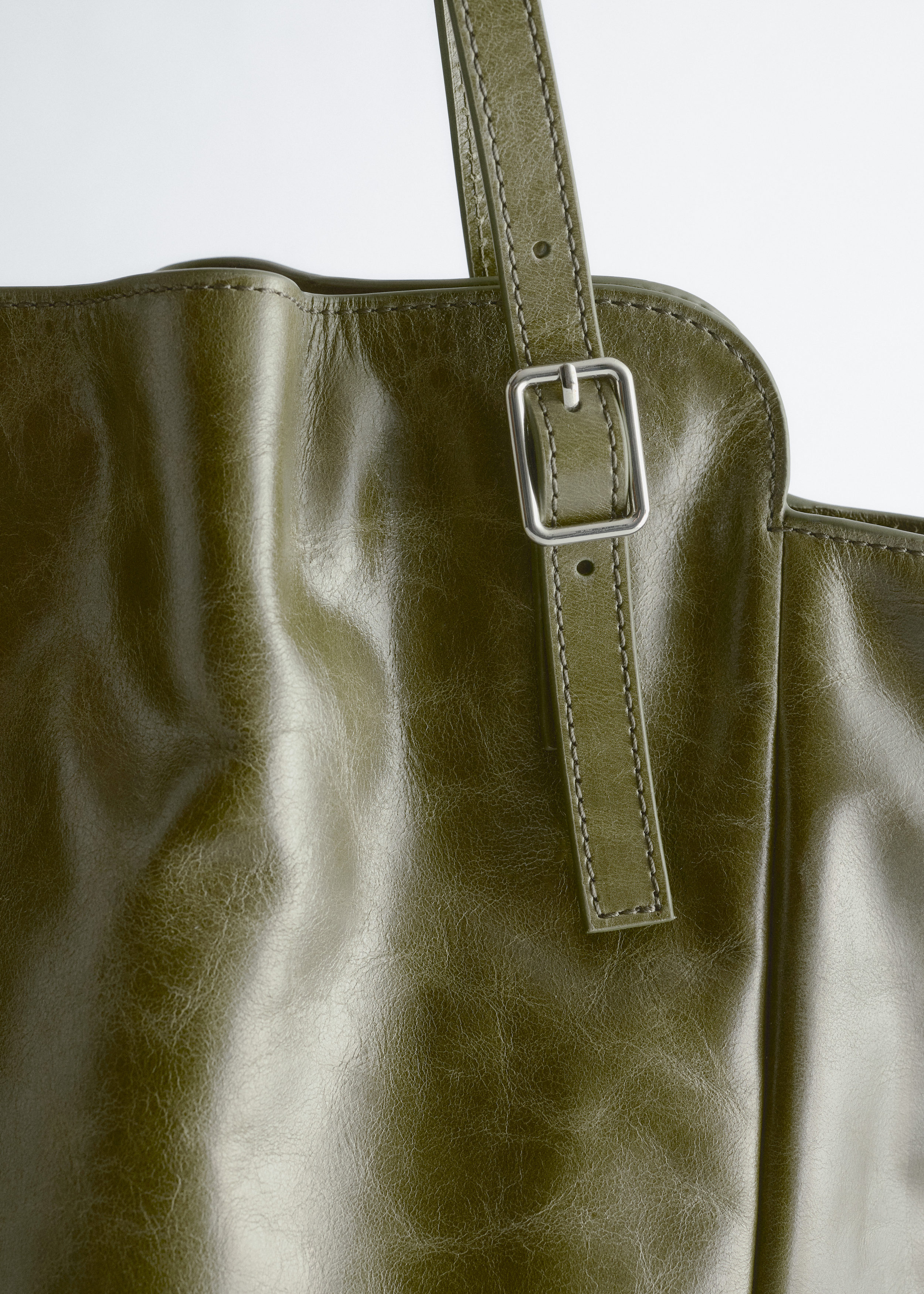 & Other Stories BUCKLE-STRAP LEATHER TOTE