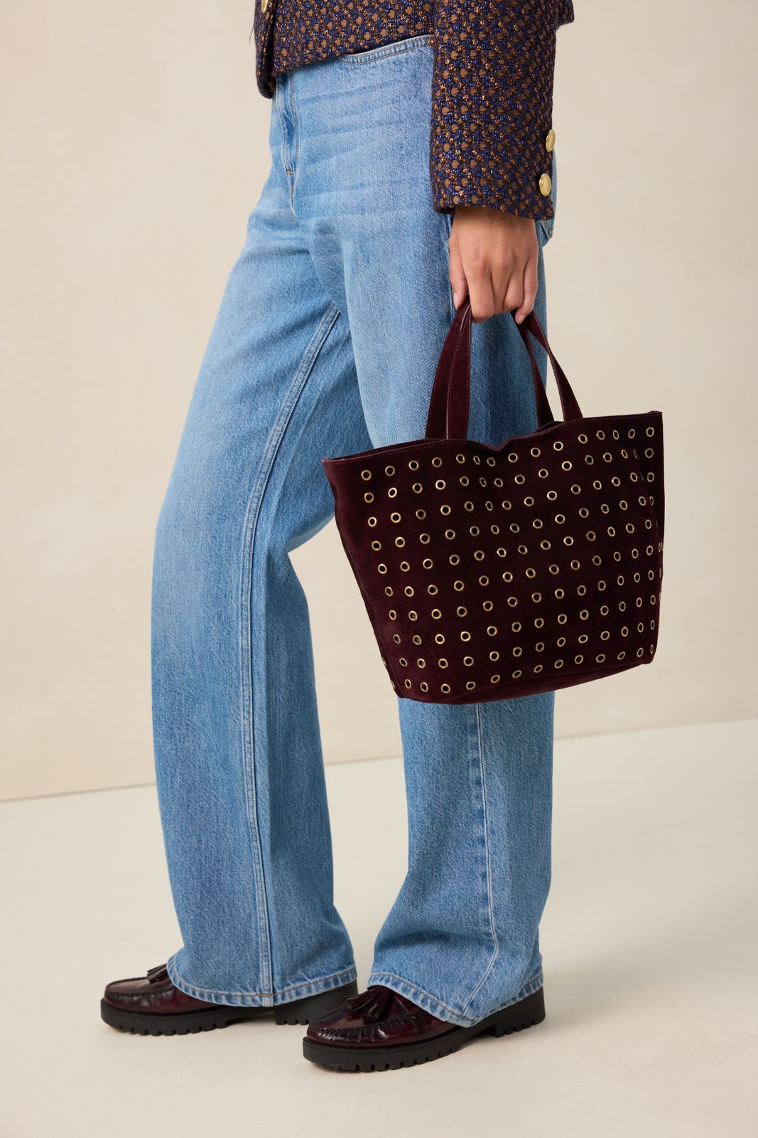 Donkerrode su&egrave;de tas met studs