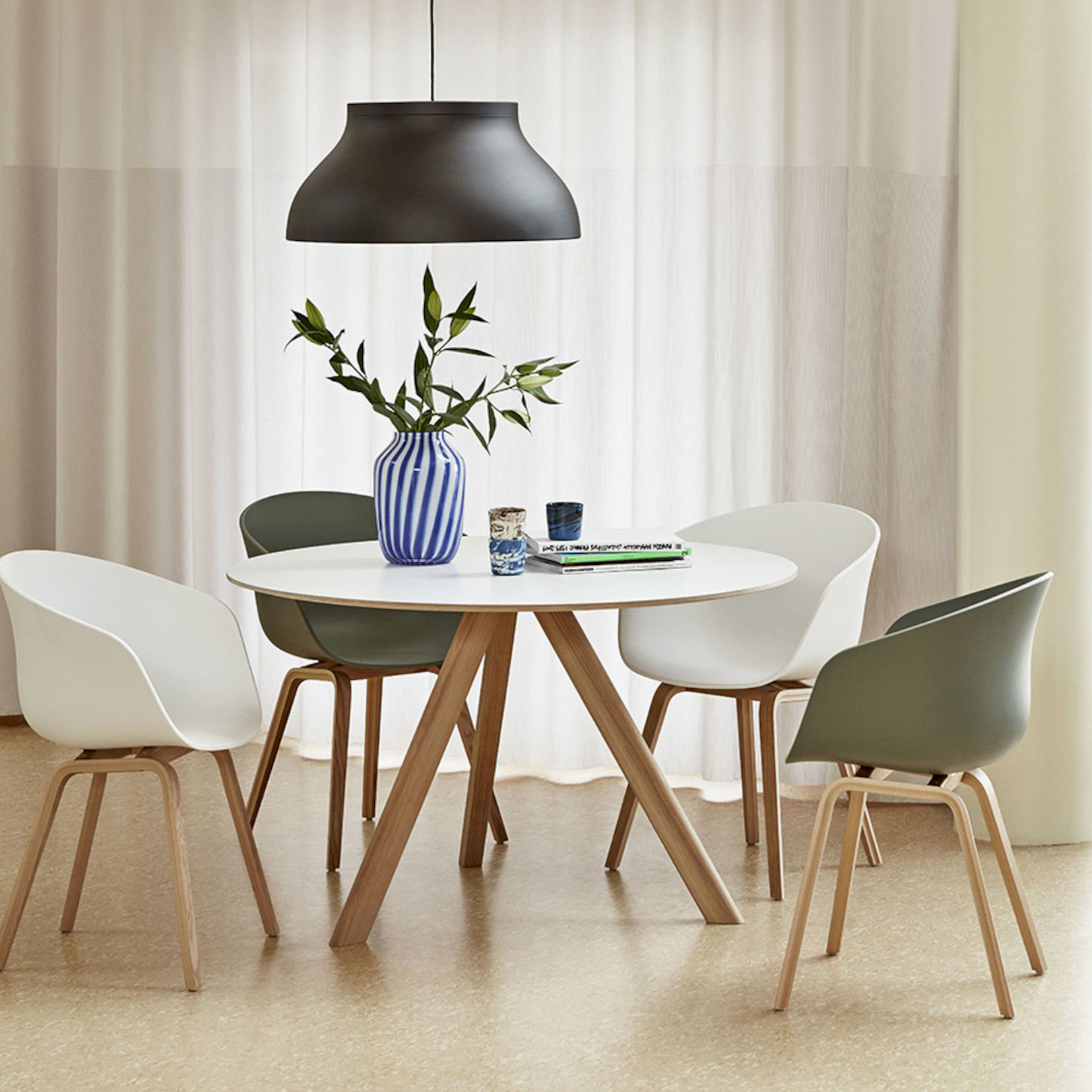 Eettafel CPH 20 Ø120 gelakt onderstel linoleum offwhite blad