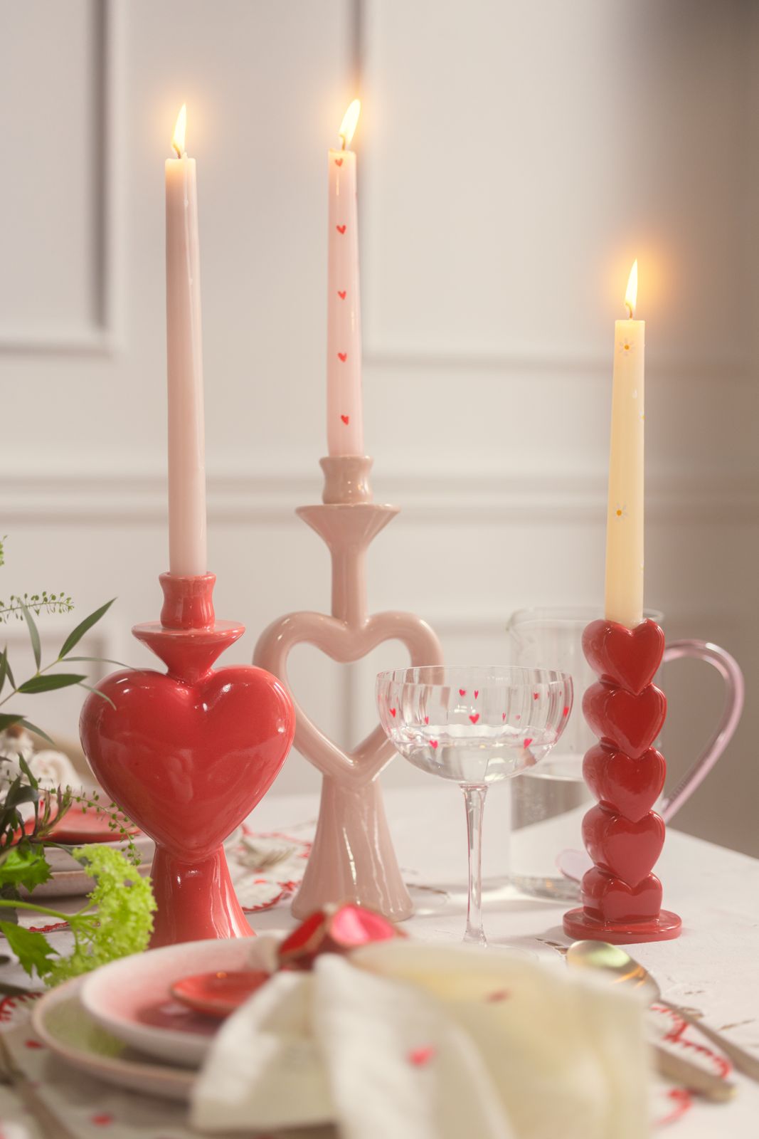 Lichtroze dinerkaarsen met hartjes 25cm