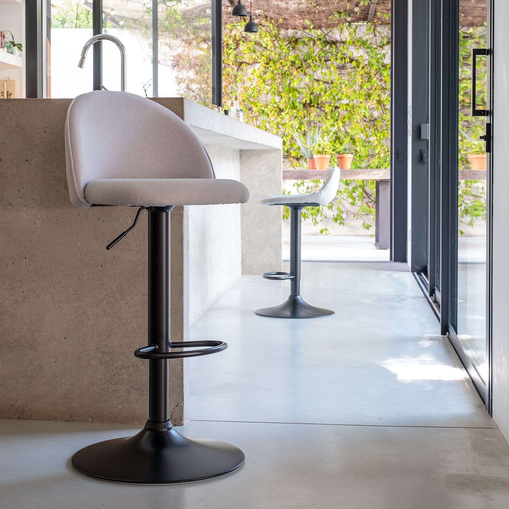 LORIOL - Chaise de bar en tissu - gris borie H86cm