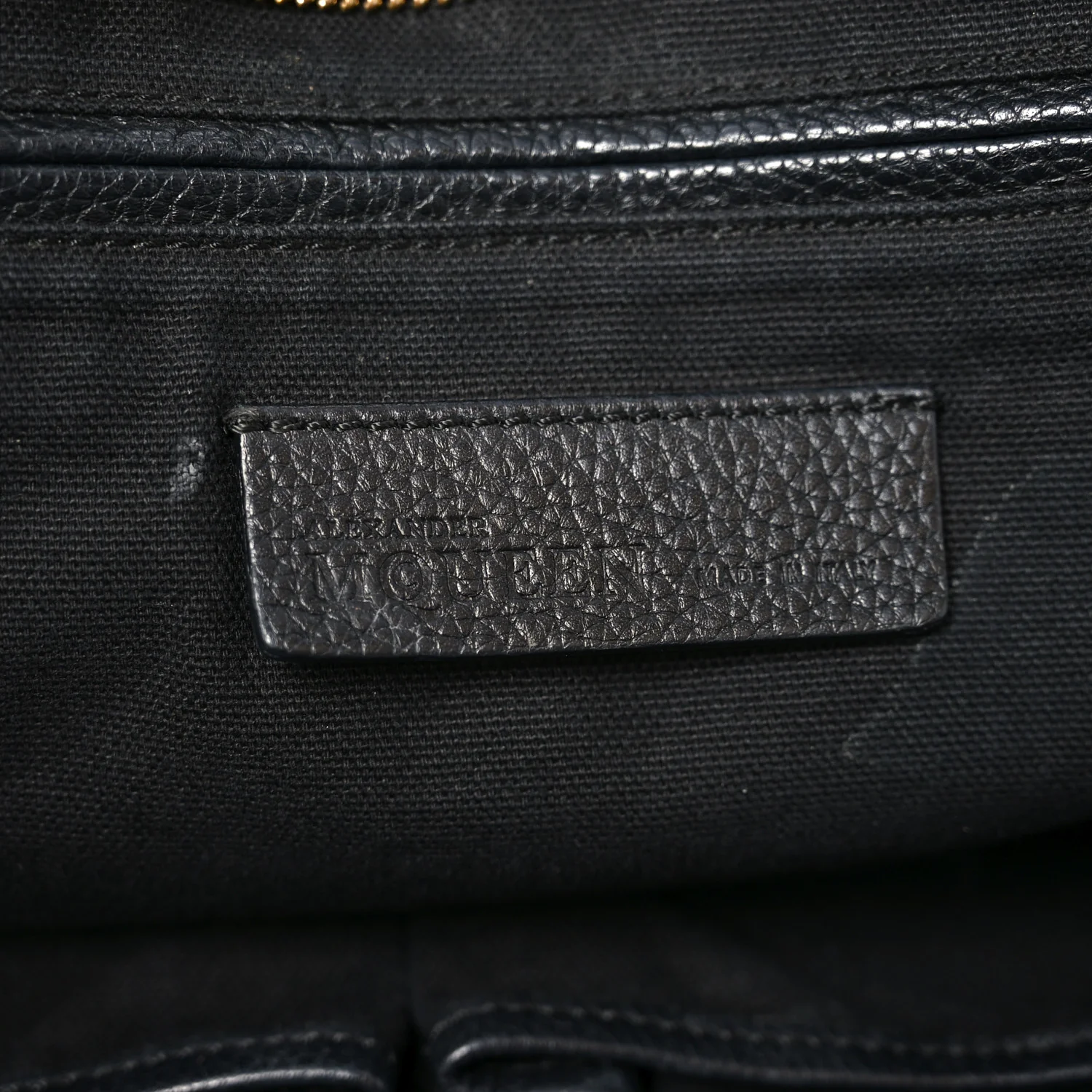 Pebbled Calfskin Large Skull Padlock Zip Around Tote Black - Top Club