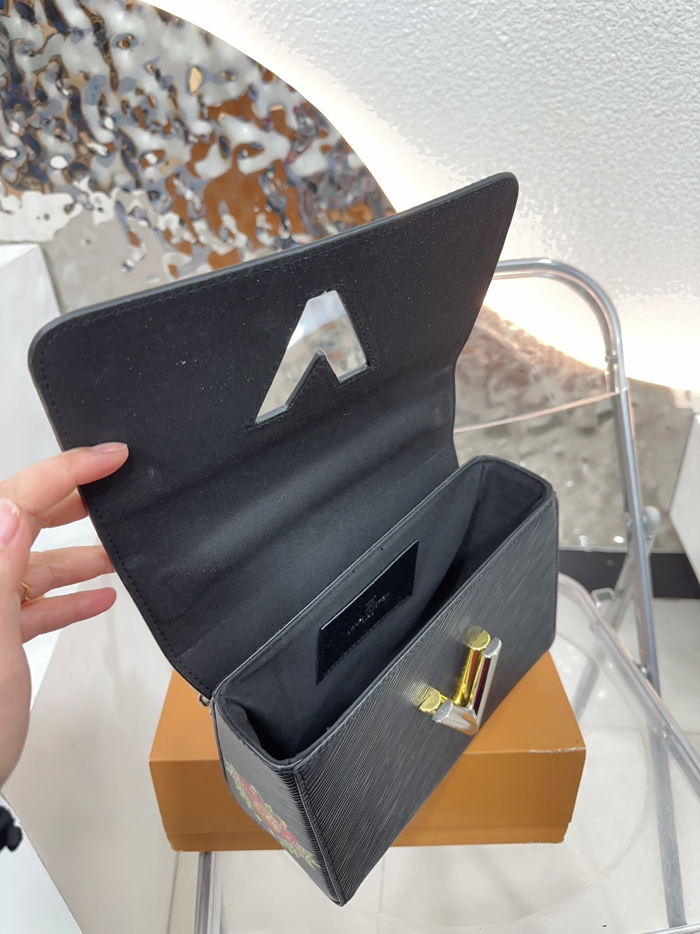 Louis new arrival TWIST bag size??23 * 16 cm - Top Club