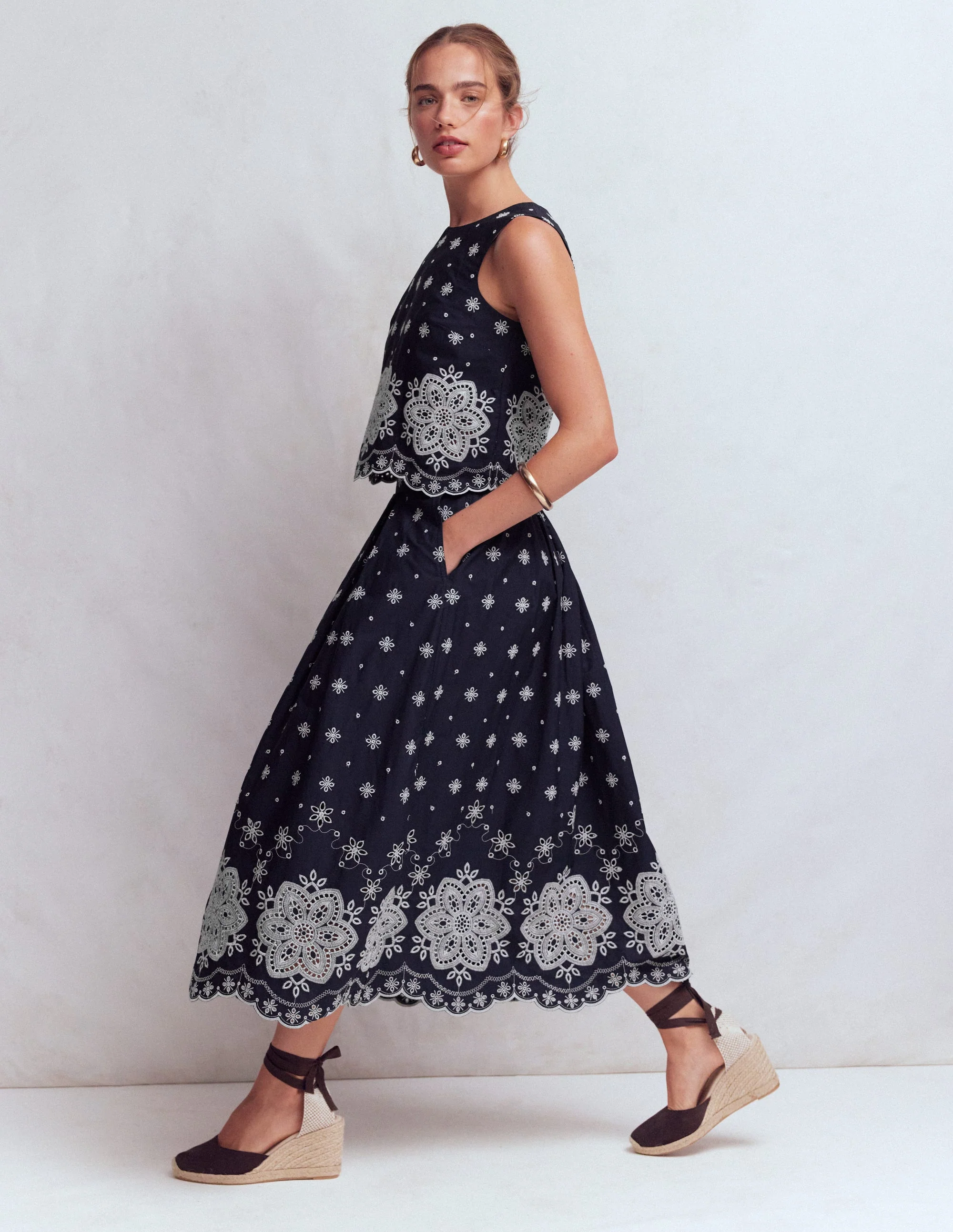 Verity Popeline-Rock mit Lochstickerei-Marineblau