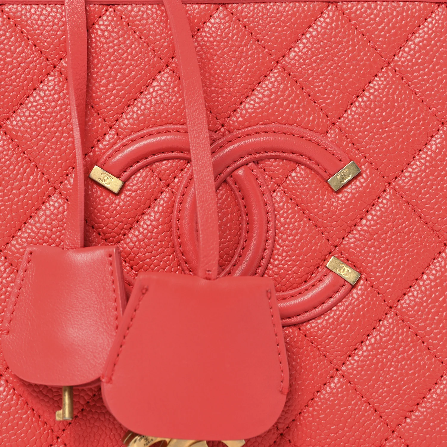 Caviar Quilted Medium CC Filigree Vanity Case Red - Top Club