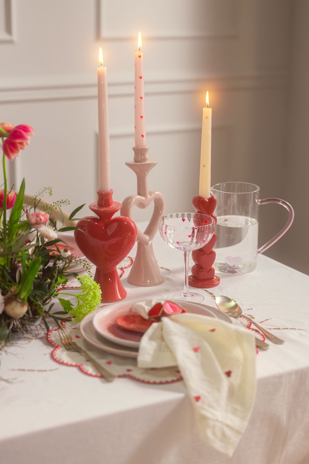 Glazen karaf met roze hartje aan de binnenkant