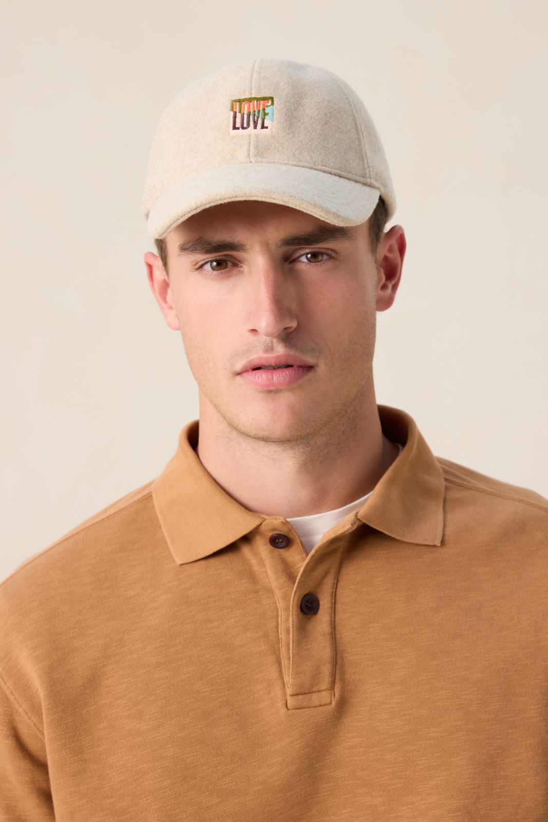 Beige wollen pet met artwork