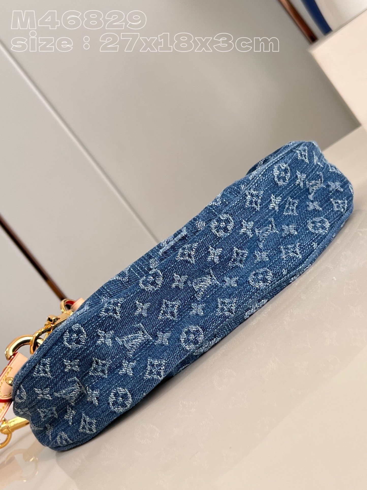 Louis Monogram Denim size : 27 x 18 x 3 cm