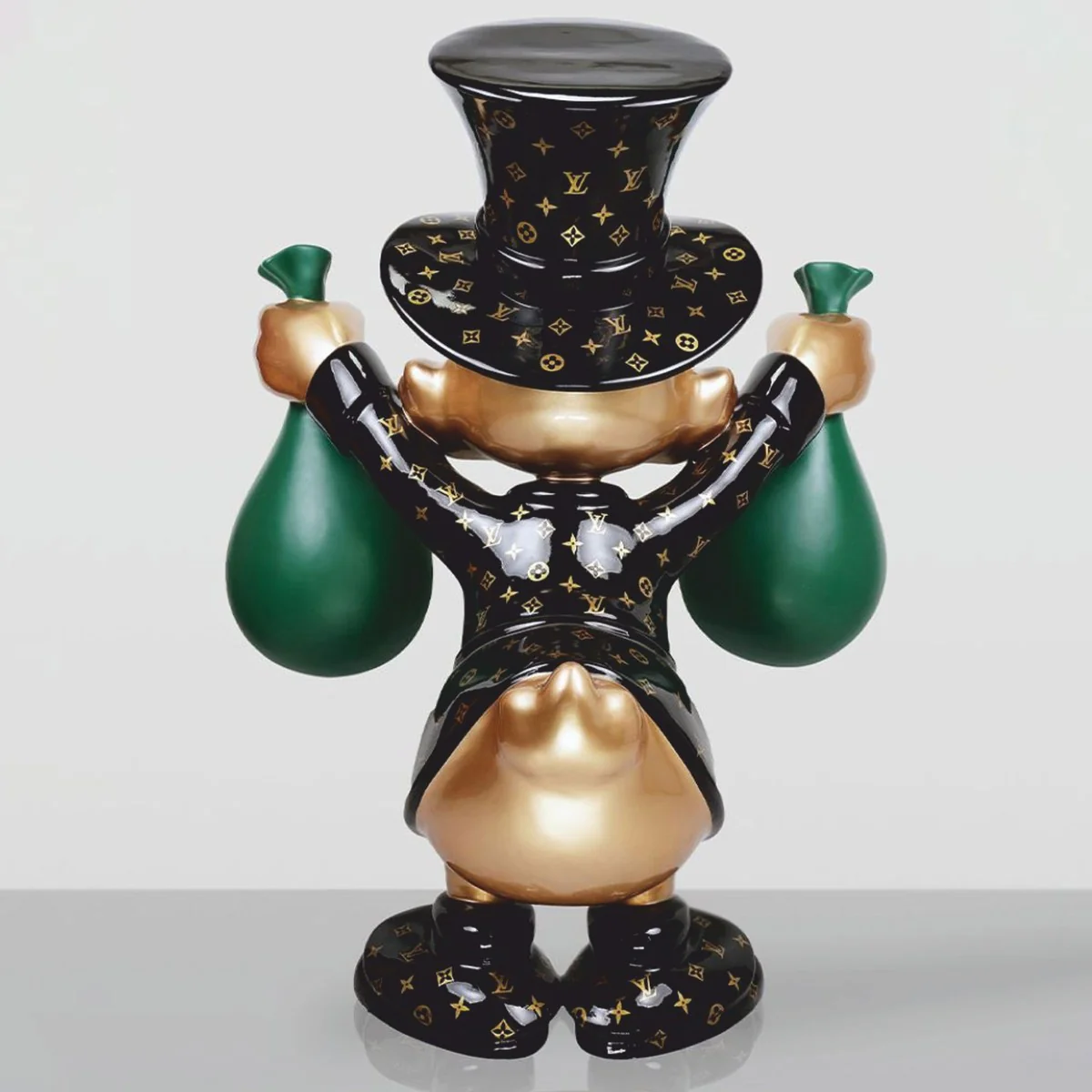is a Europe-wide renowned producer and distributor of baroque furniture and luxury decorative items