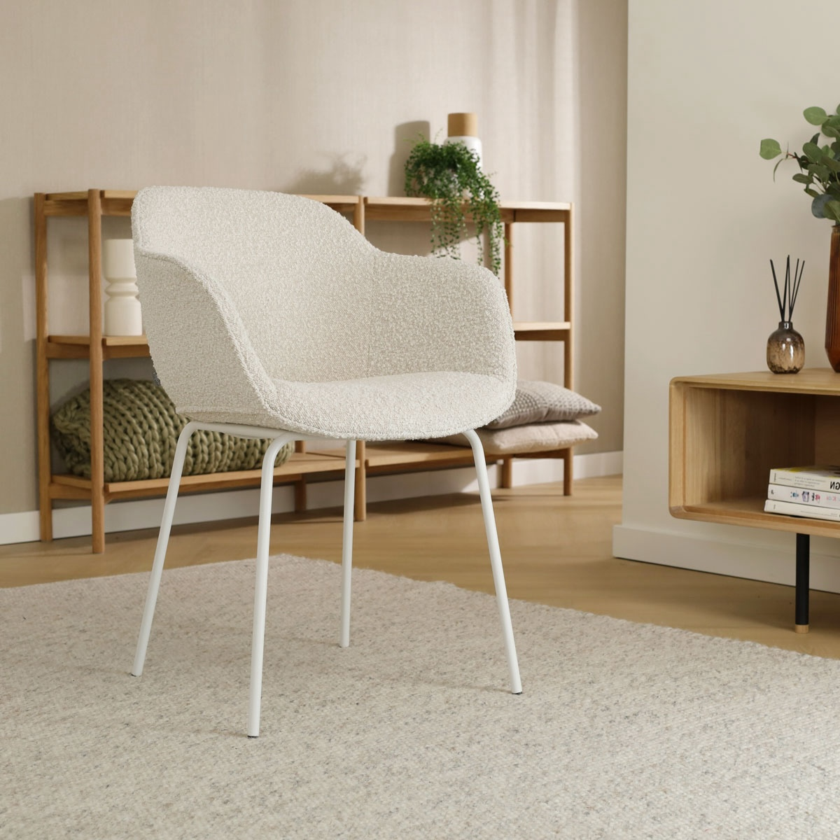 Eetkamerstoel Nora-Mare bouclé beige - wit onderstel