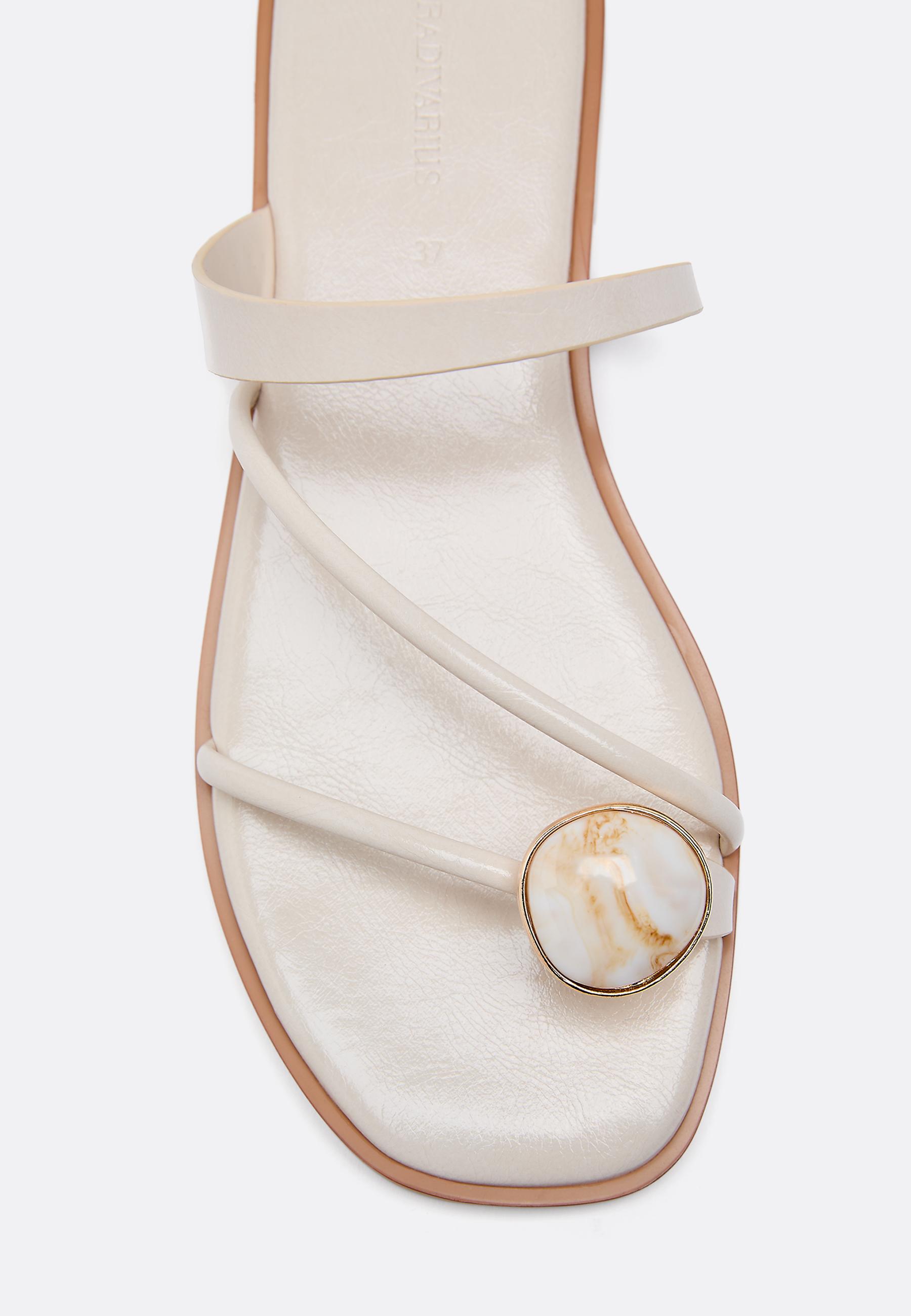 FLAT SANDALS WITH STONE DETAIL
