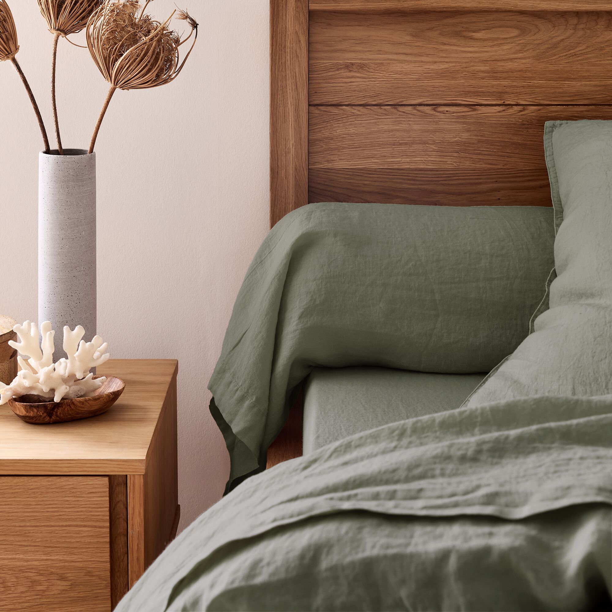 VENCE - Taie de traversin en lin lavé - vert cèdre 45x190cm