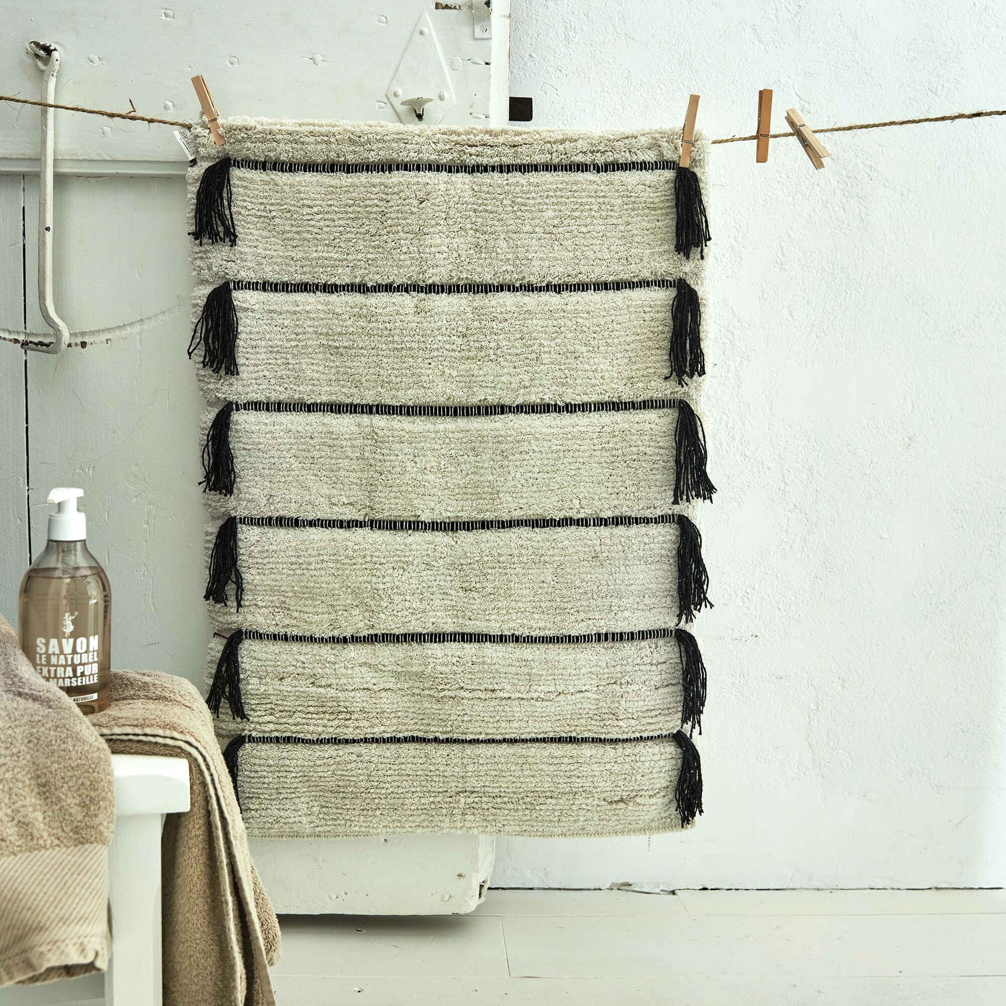 GOURDON - Tapis de bain à pompons en coton 50x80cm - blanc ventoux