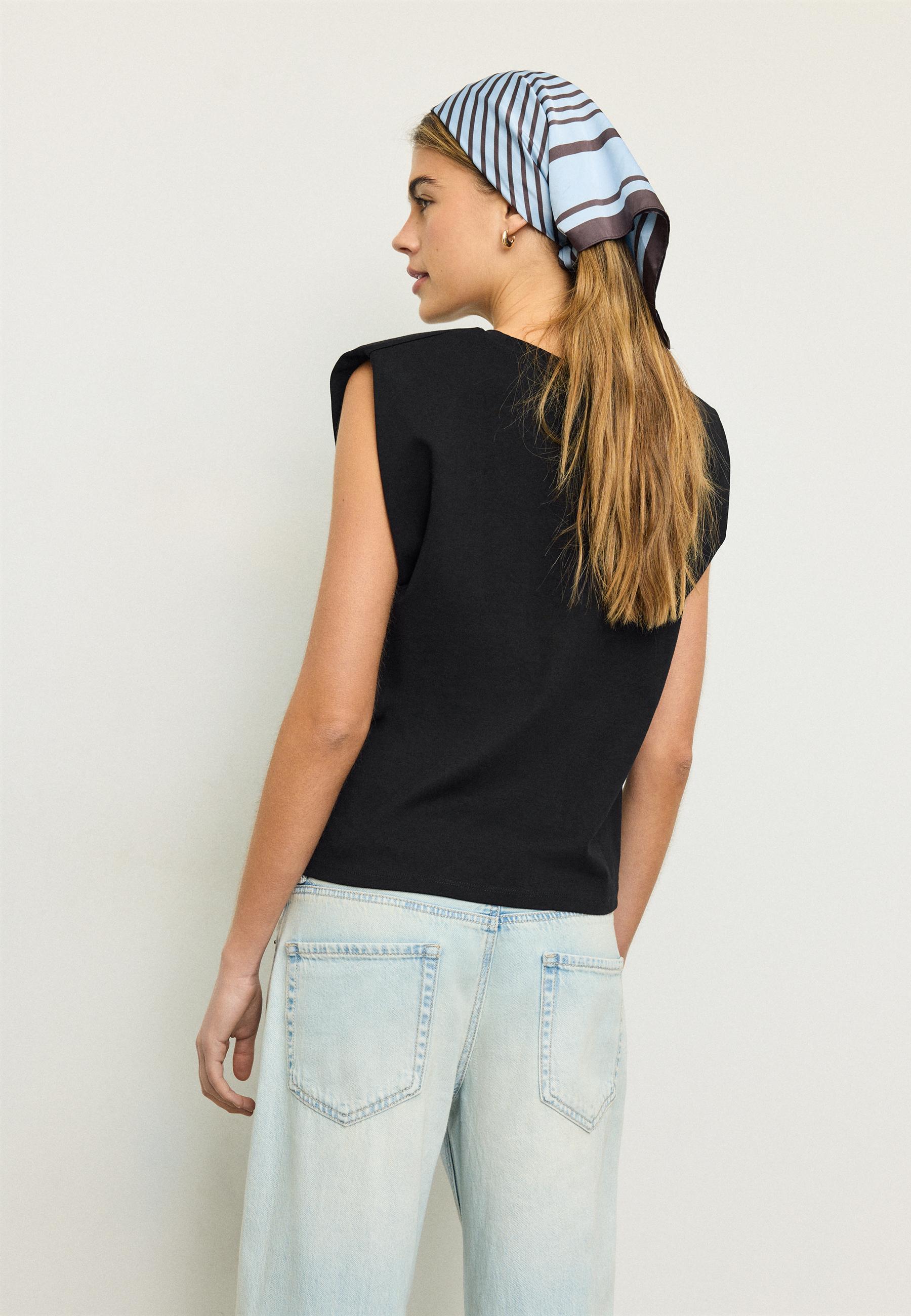 BASIC T-SHIRT WITH PADDED SHOULDERS