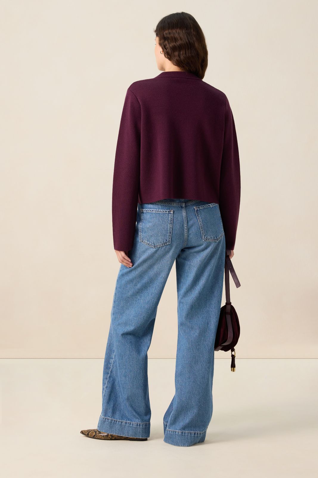 Donkerrood vest met gouden knopen