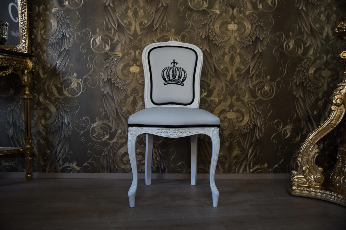 With its monumental appearance and the original detail - two artfully held champagne bottles - the figure inevitably attracts everyone's attention. Its unusual design gives it a charismatic effect and makes it a symbol of individuality, luxury and cr