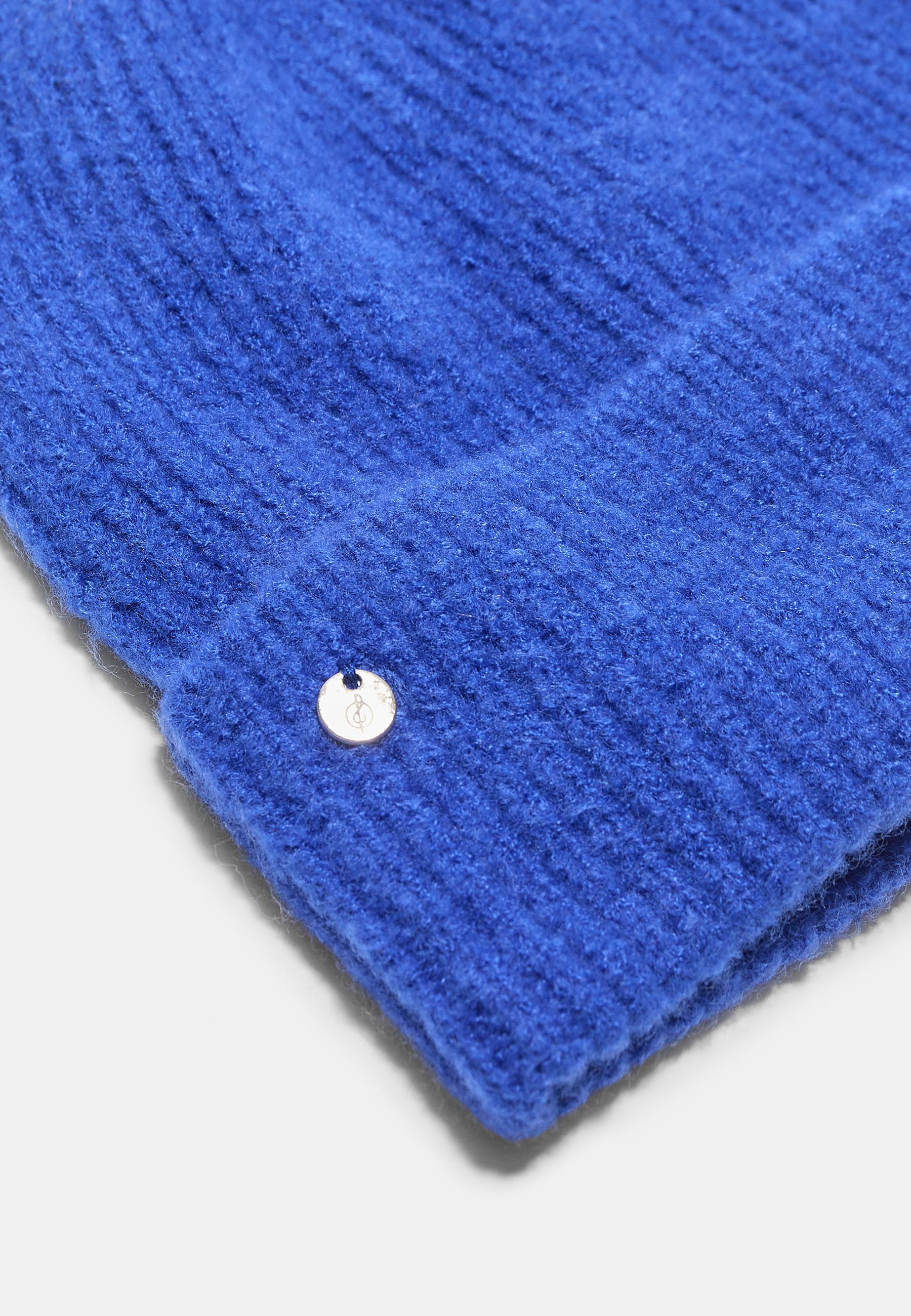 RIBBED BEANIE WITH PLAQUE