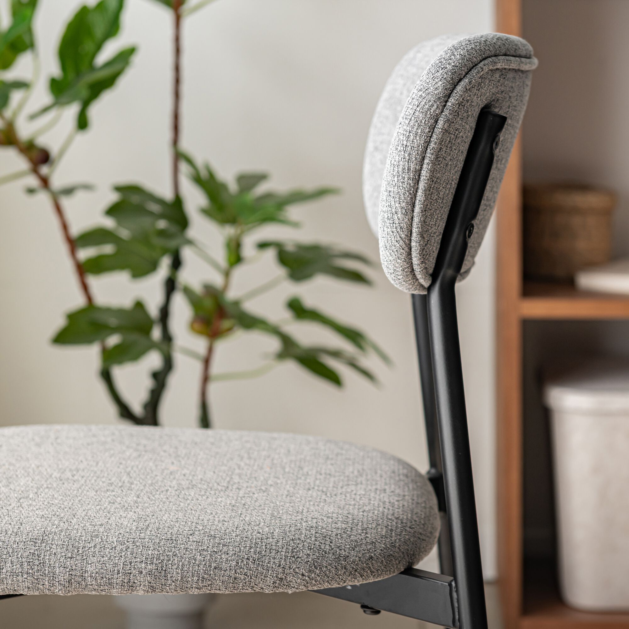 NOVES - Chaise de repas en tissu - gris