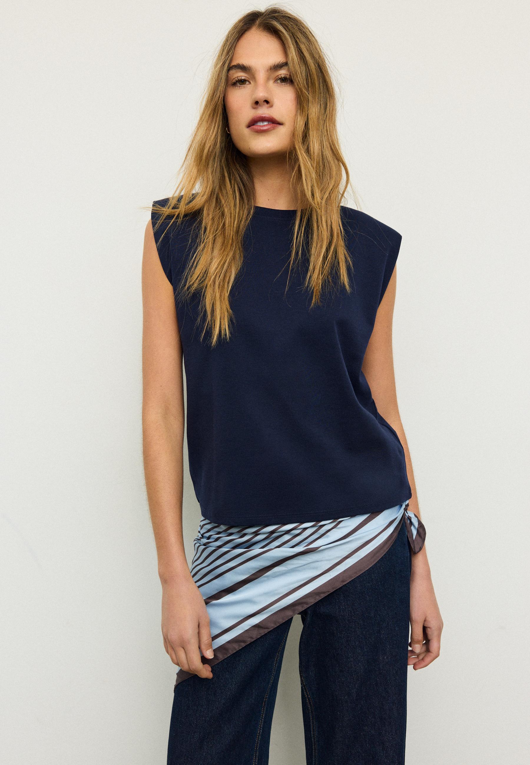 BASIC T-SHIRT WITH PADDED SHOULDERS