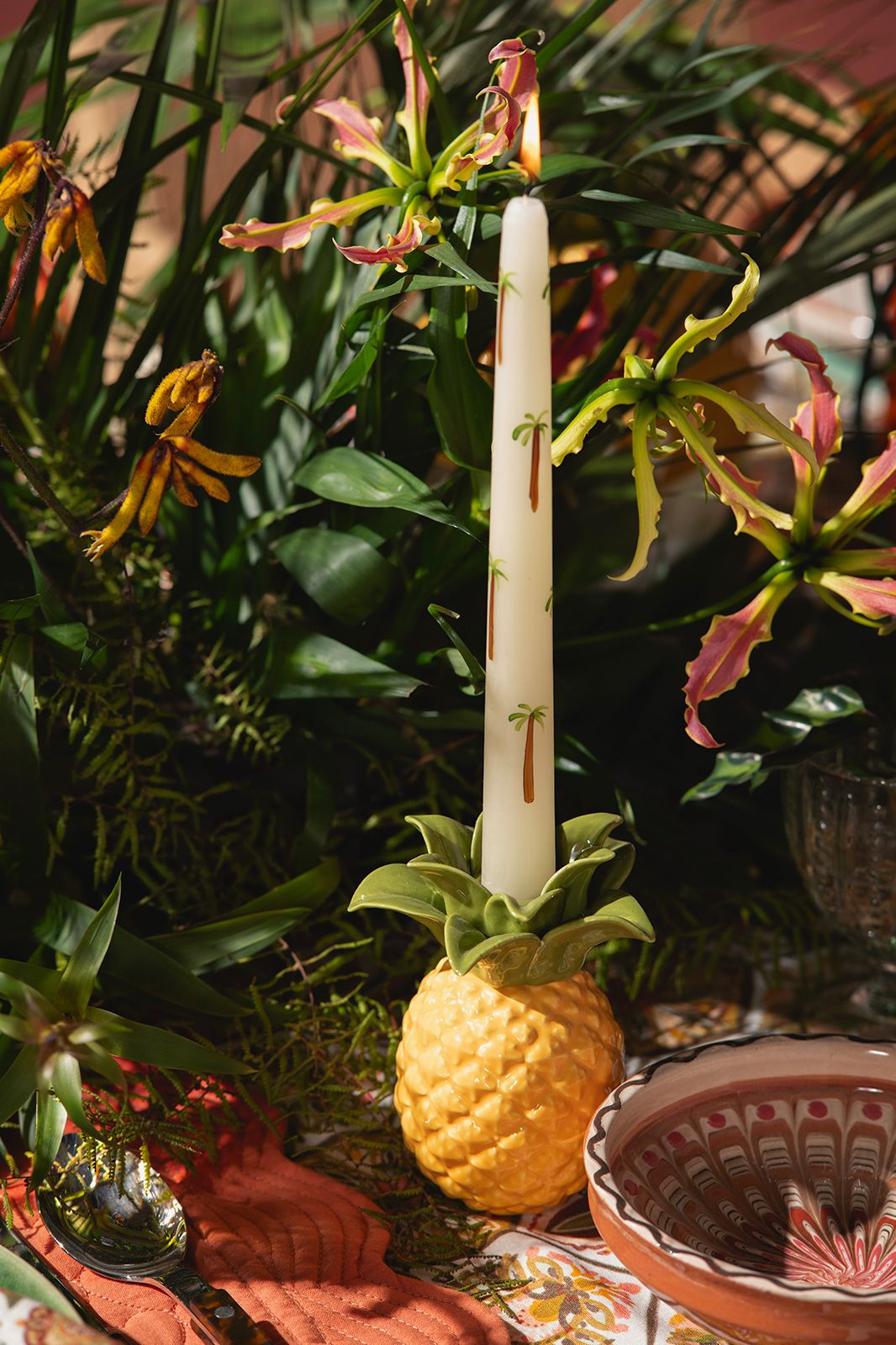 Witte dinerkaarsen met palmbomen 25 cm