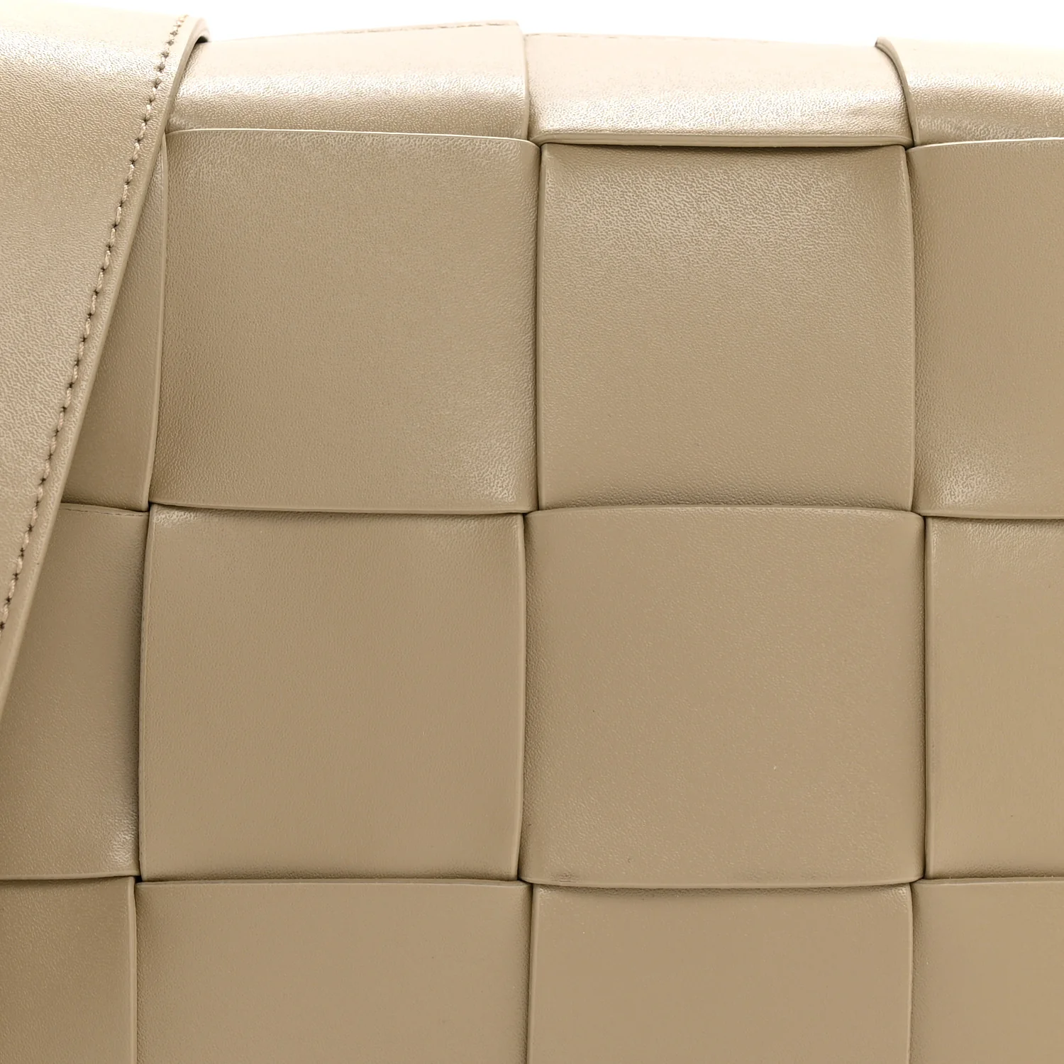 Lambskin Maxi Intrecciato Cassette Camera Bag Travertine - Top Club