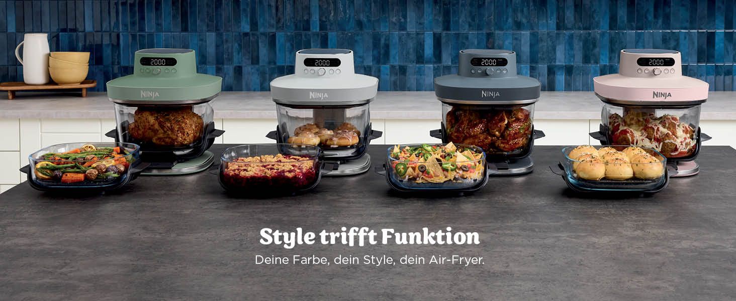 Der Text lautet „Style trifft Funktion“. Reihe von Serviertellern aus Holz mit Glaskuppel, auf denen verschiedene Lebensmittel vor blauem Wandhintergrund ausgestellt sind.