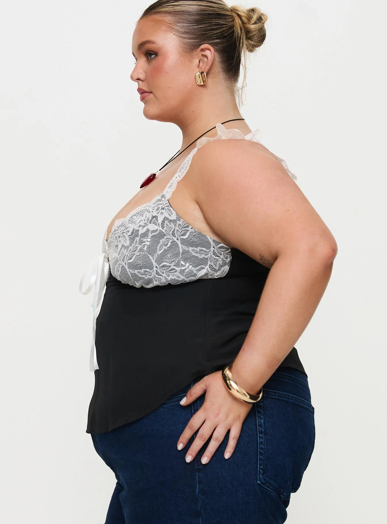 Delvonte Top Black Curve