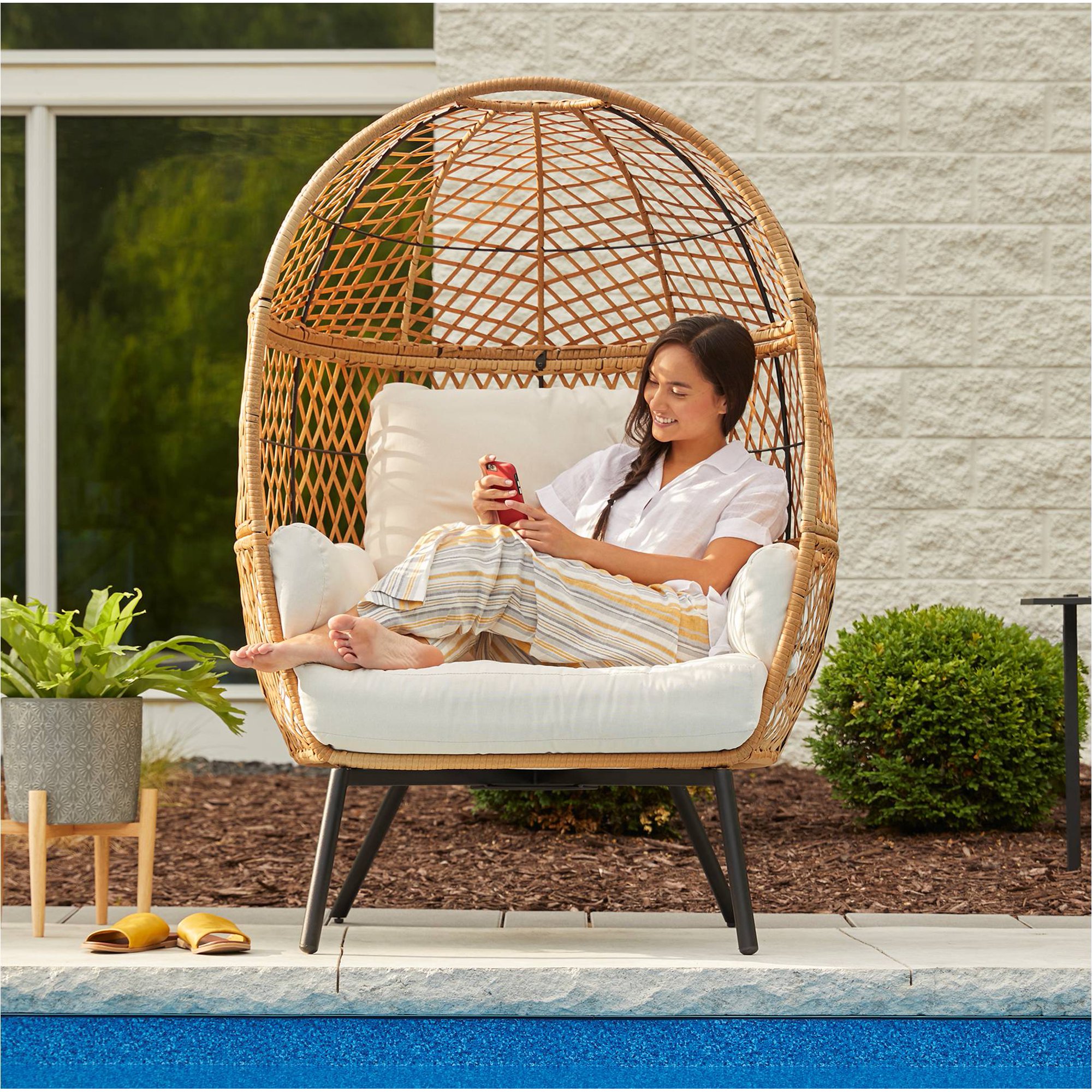 Outdoor Egg Chair offers stylish and comfortable seating