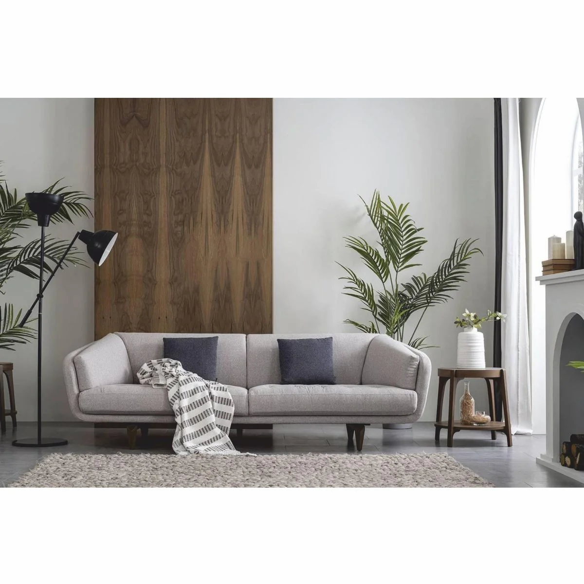 is a Europe-wide renowned producer and distributor of baroque furniture and luxury decorative items